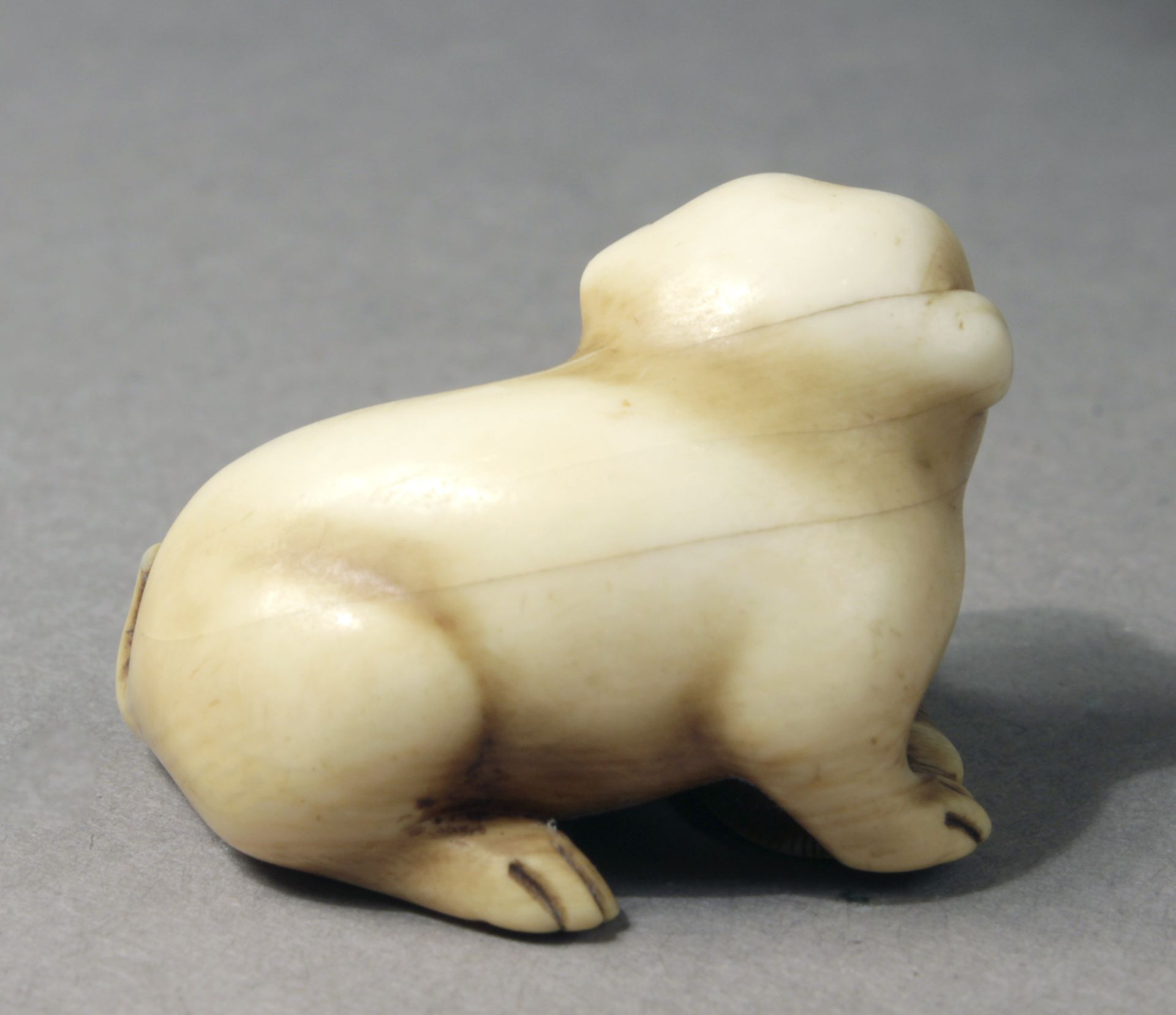 A Japanese netsuke from Edo period circa 1825-1870. Signed Gyokuyosai - Image 3 of 4