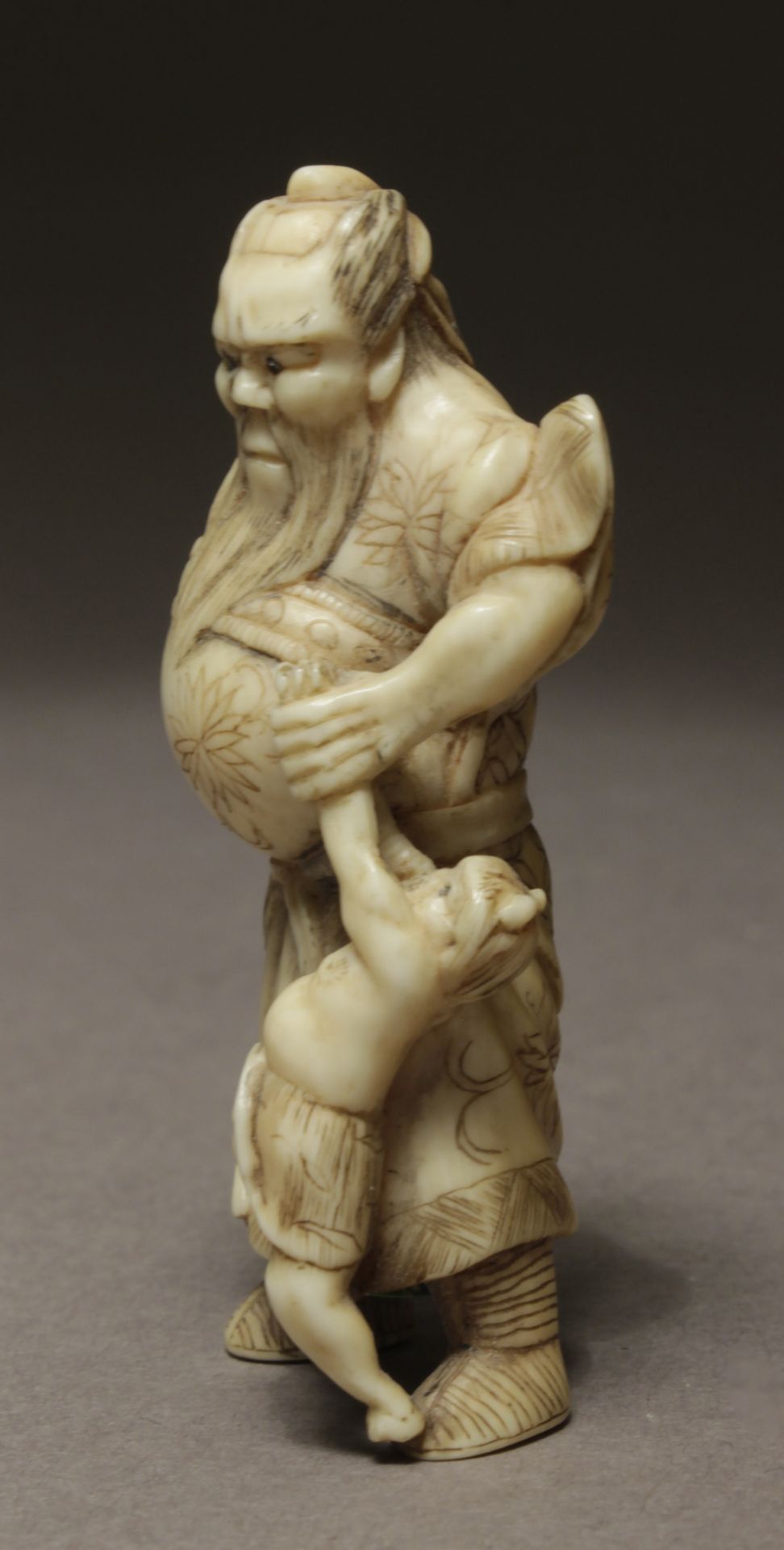 A Japanese netsuke from Meiji period circa 1850-1875. Signed Mumitsu - Image 2 of 7