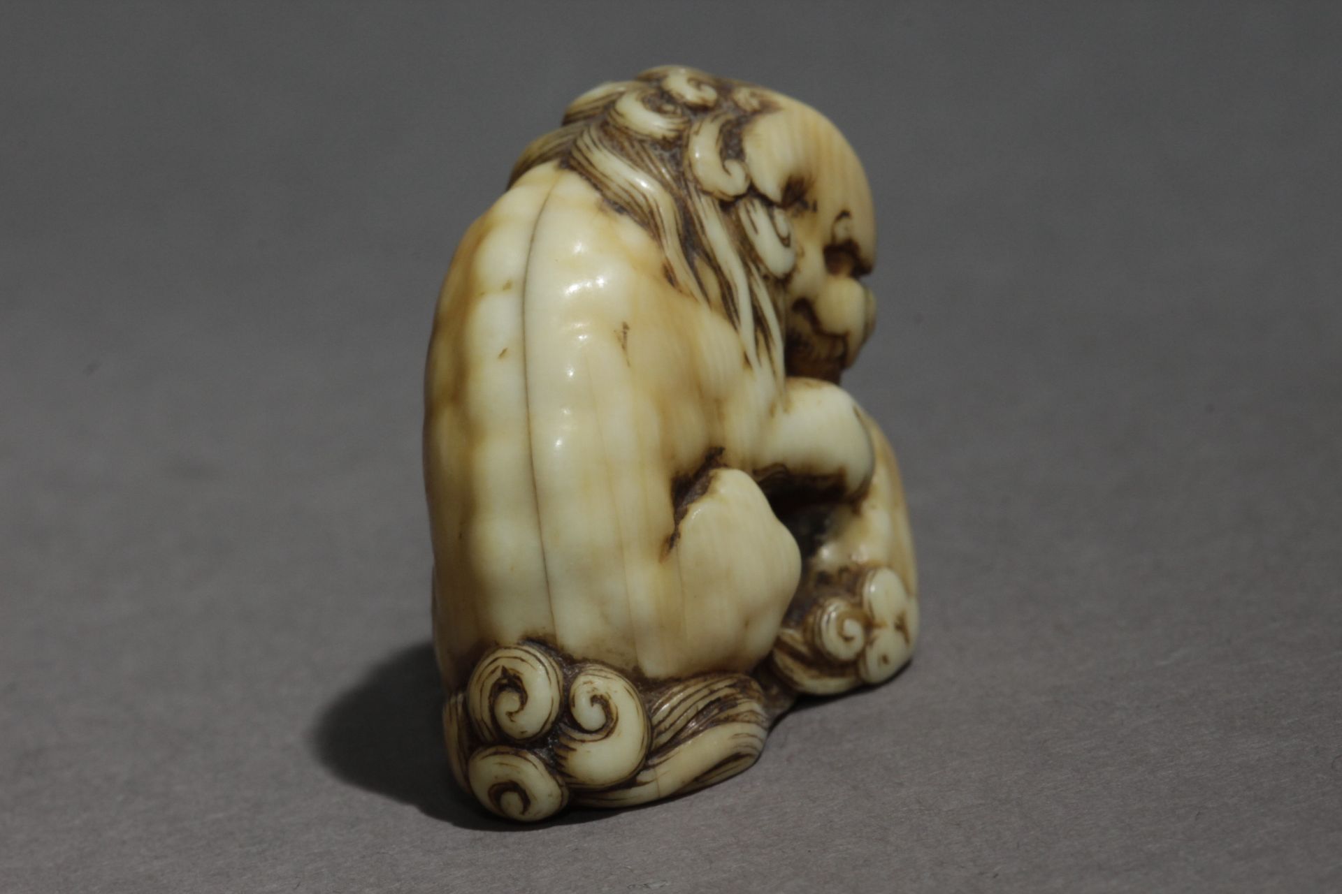 An early 19th century Japanese netsuke from Edo period, Signed Tomochika - Image 4 of 7