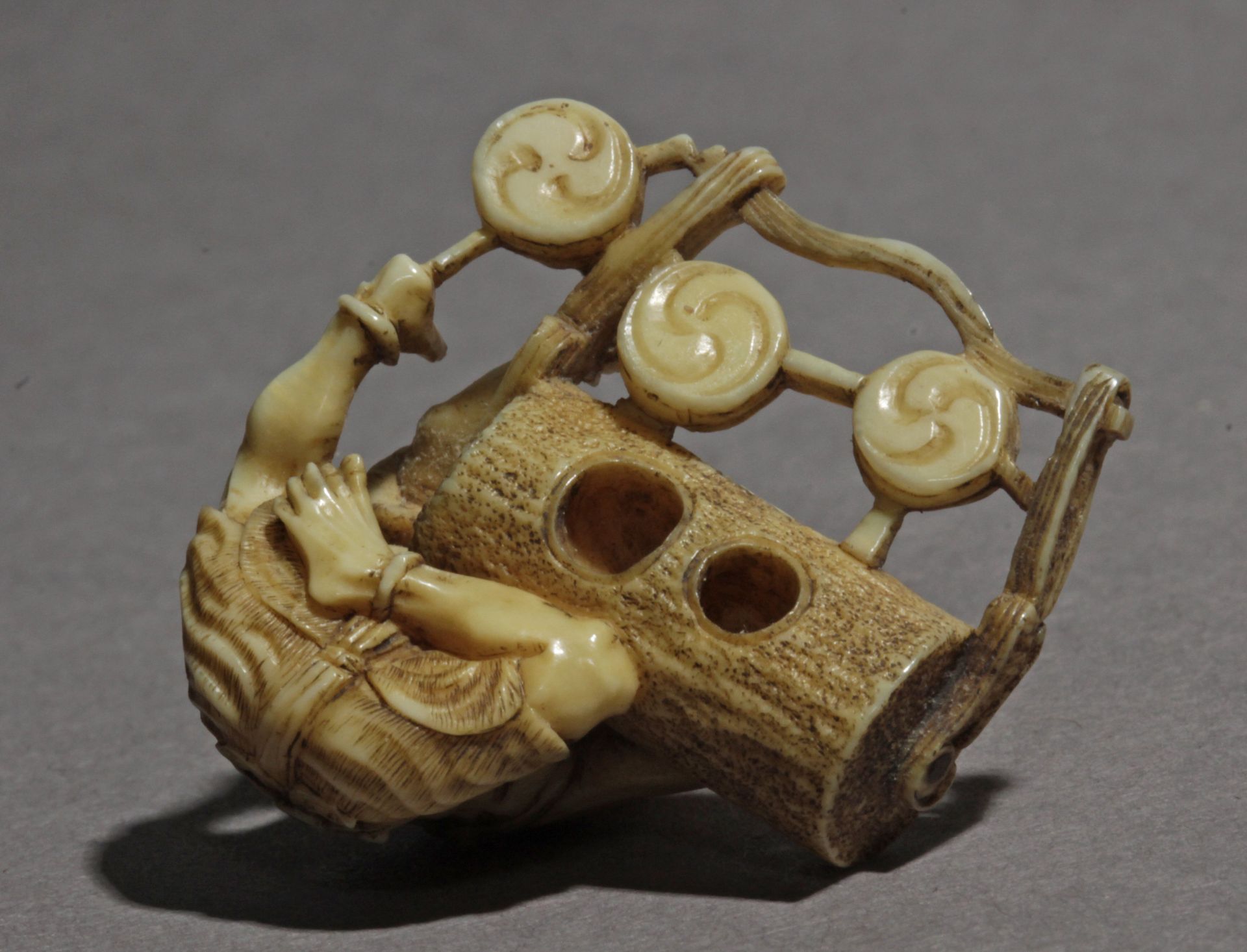 A Japanese netsuke circa 1870-1880 - Image 9 of 9