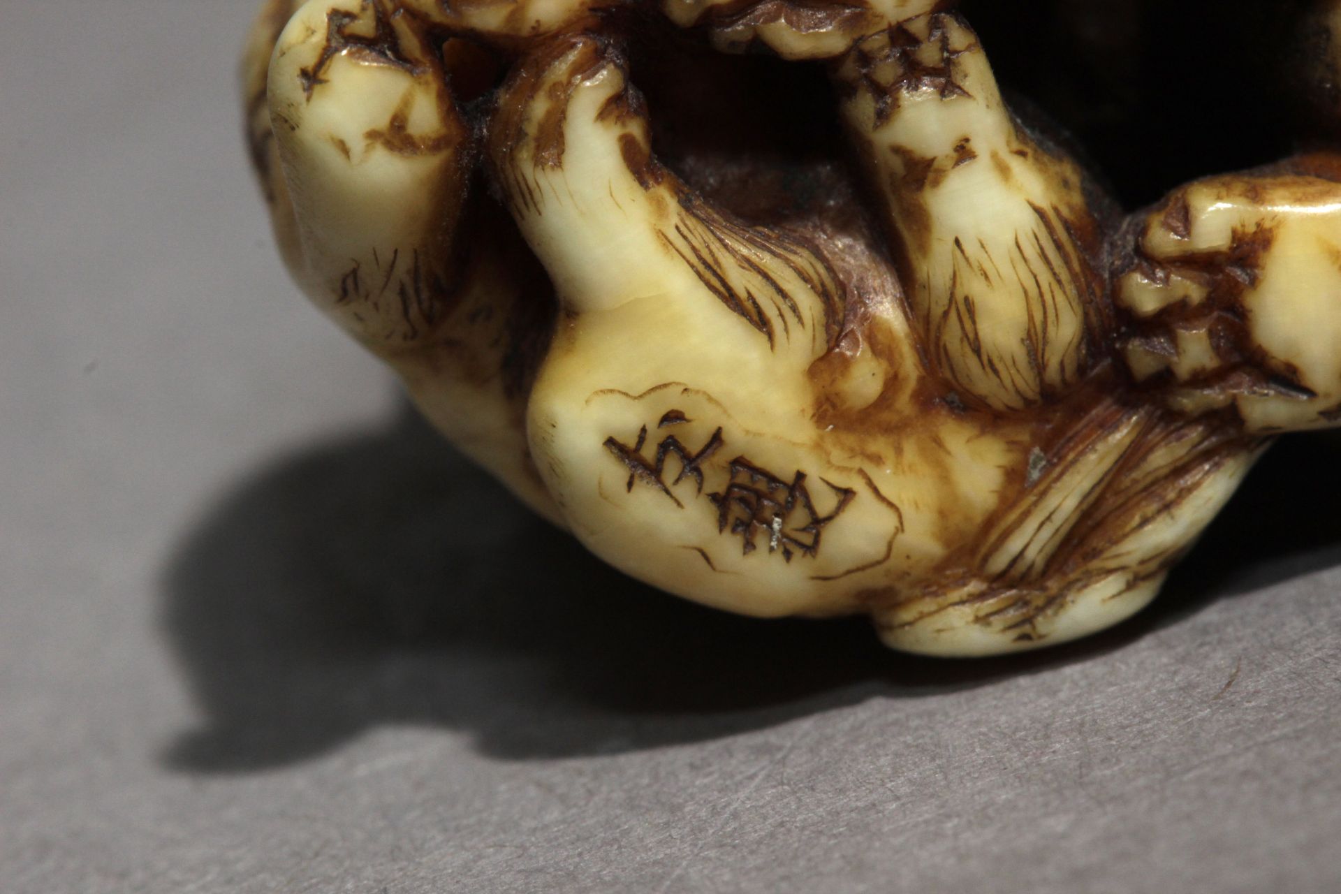 An early 19th century Japanese netsuke from Edo period, Signed Tomochika - Image 7 of 7