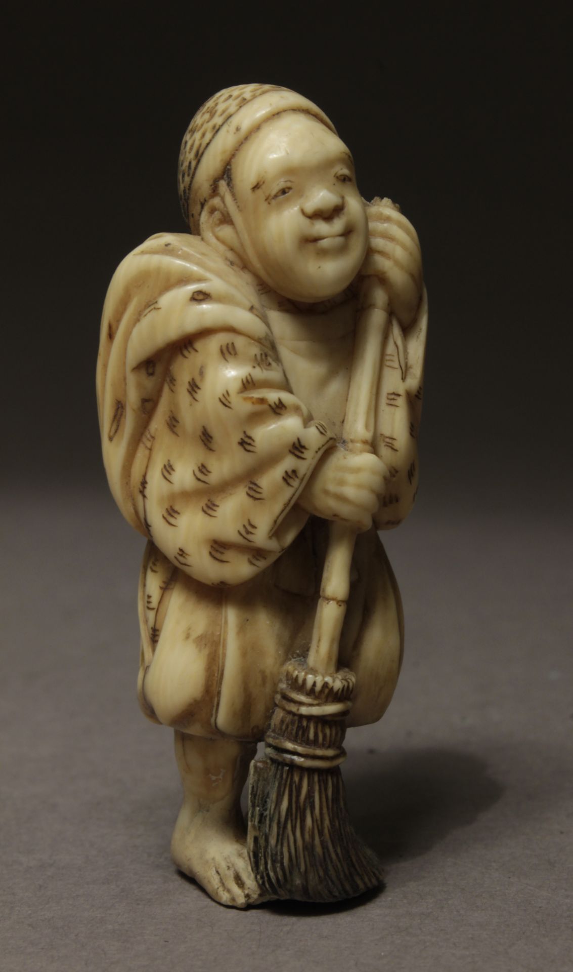 A mid 19th century netsuke from Edo period. Signed Tomonobu - Image 5 of 7