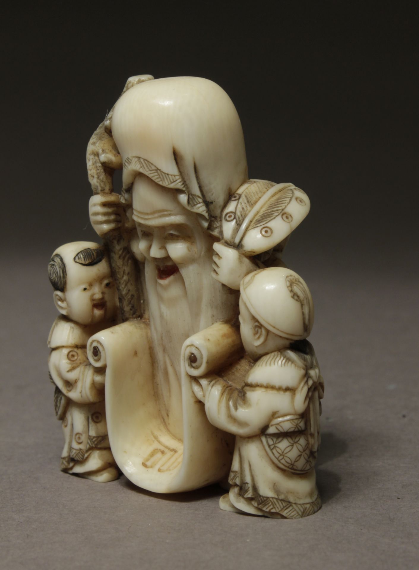 A late 19th century Japanese netsuke from Meiji period - Image 3 of 7