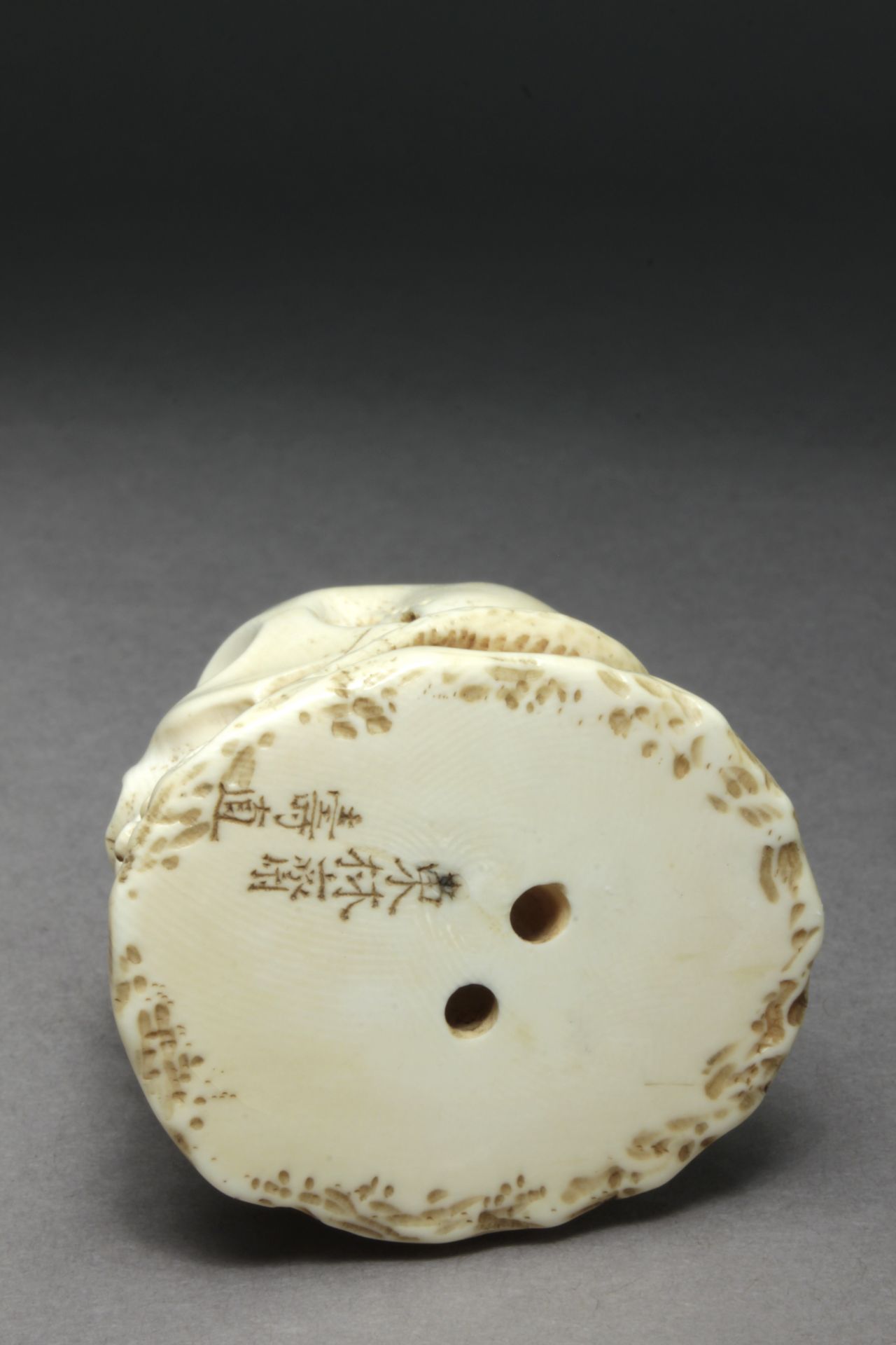 A late 19th century Japanese netsuke okimono from Meiji period. Signed Junao or Juchioku - Image 7 of 8