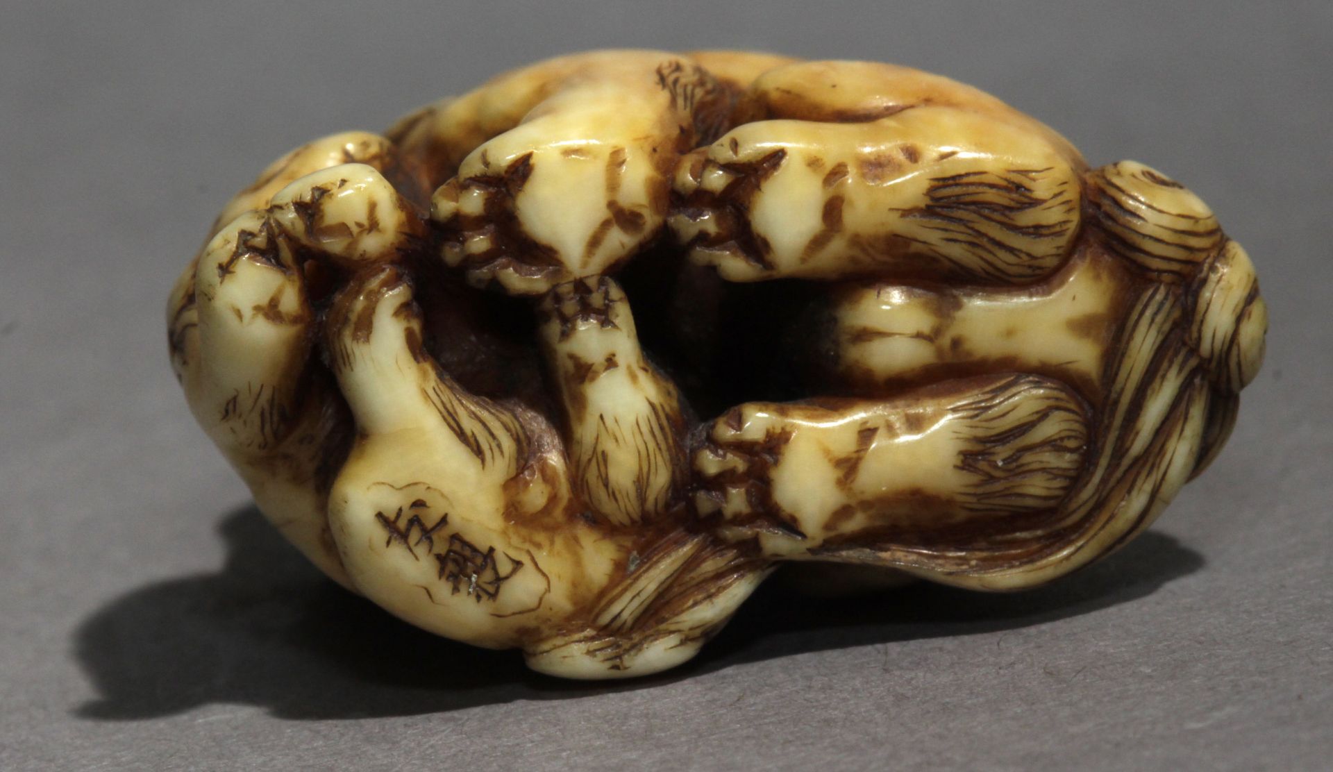 An early 19th century Japanese netsuke from Edo period, Signed Tomochika - Image 6 of 7