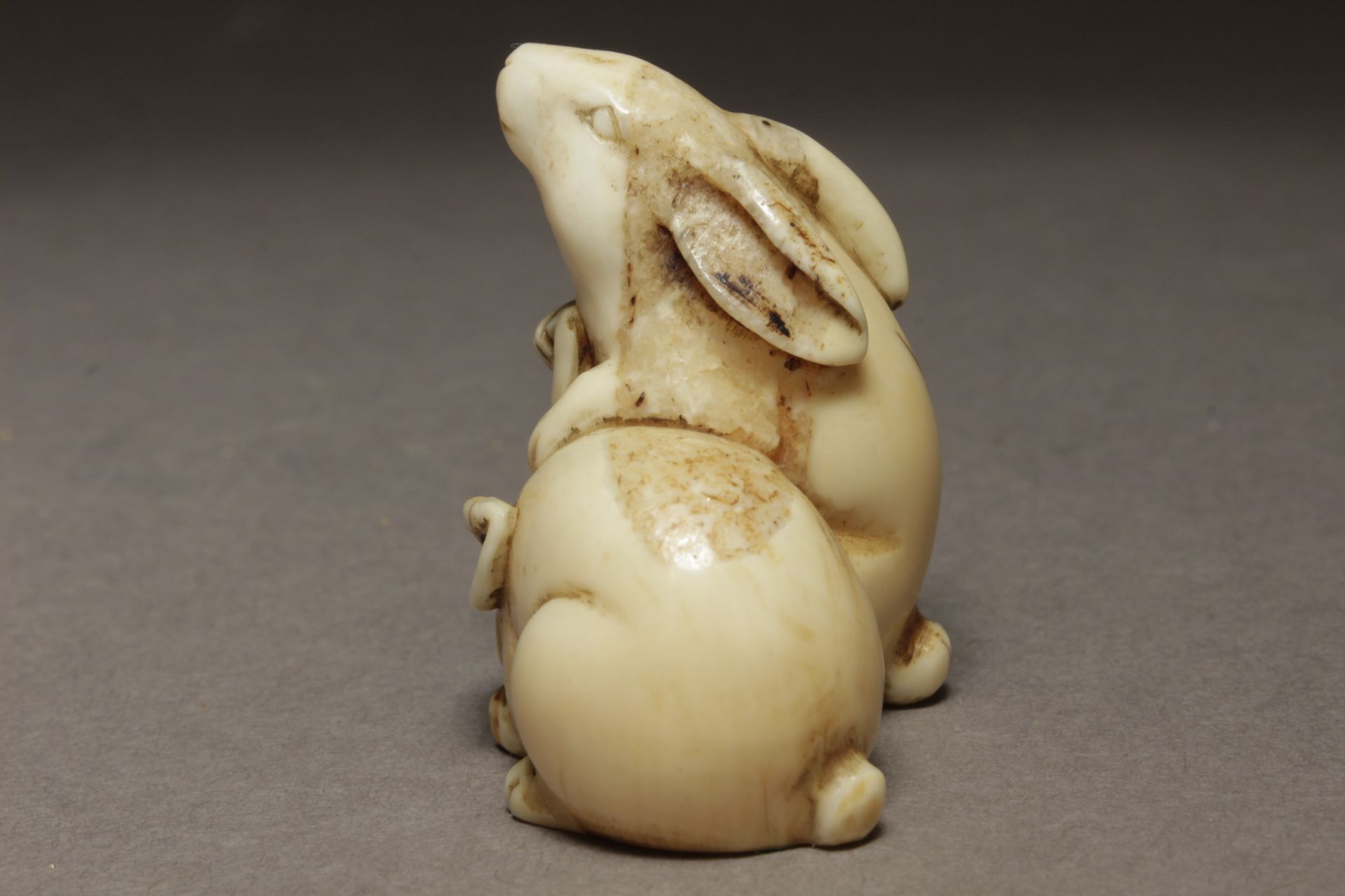 A late 18th century Japanese netsuke from Edo period - Image 4 of 6