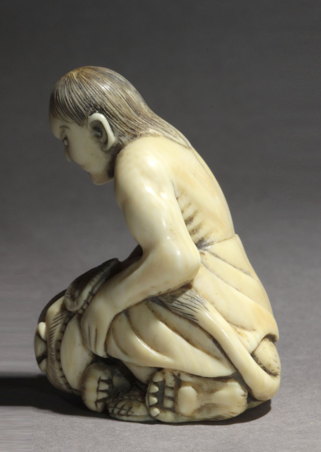 An early 19th century Japanese netsuke from Meiji period - Image 2 of 6