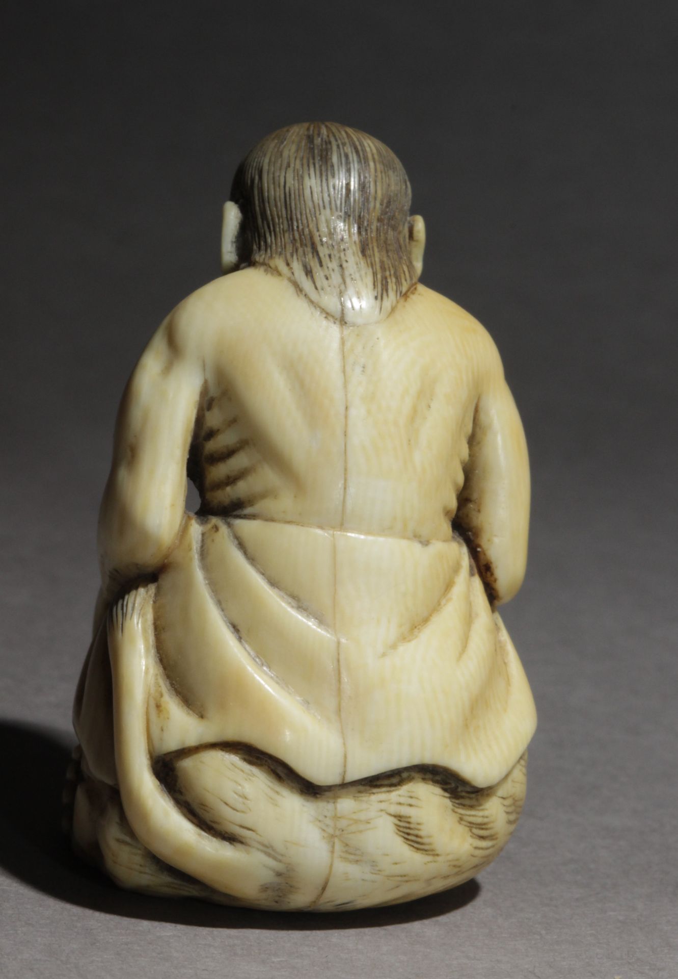 An early 19th century Japanese netsuke from Meiji period - Image 3 of 6