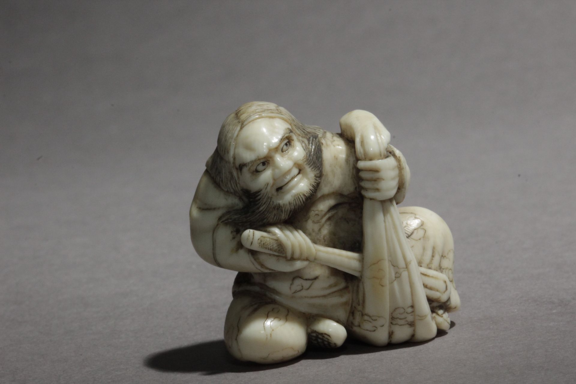 An early 19th century Japanese netsuke from Edo period - Image 3 of 9