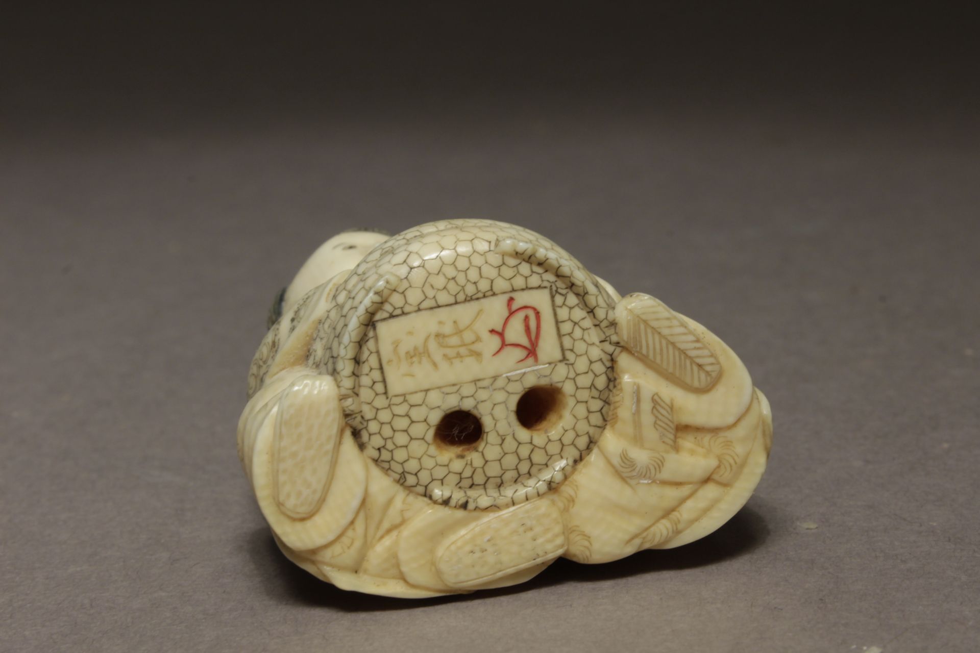 A Japanese netsuke from Meiji period circa 1850-1880. Signed Homin - Image 6 of 6