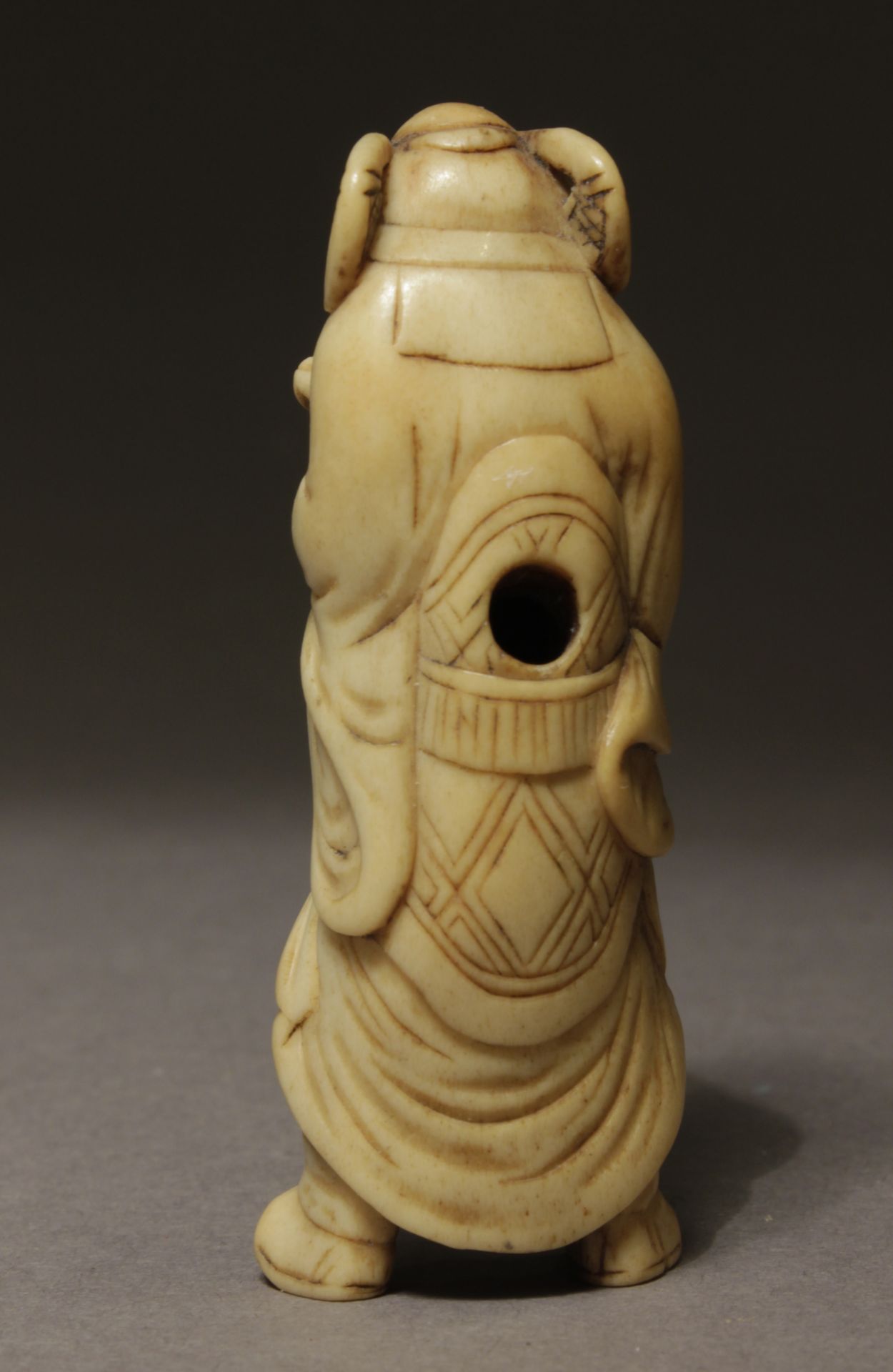 A late 18th century Japanese netsuke from Edo period - Image 3 of 5