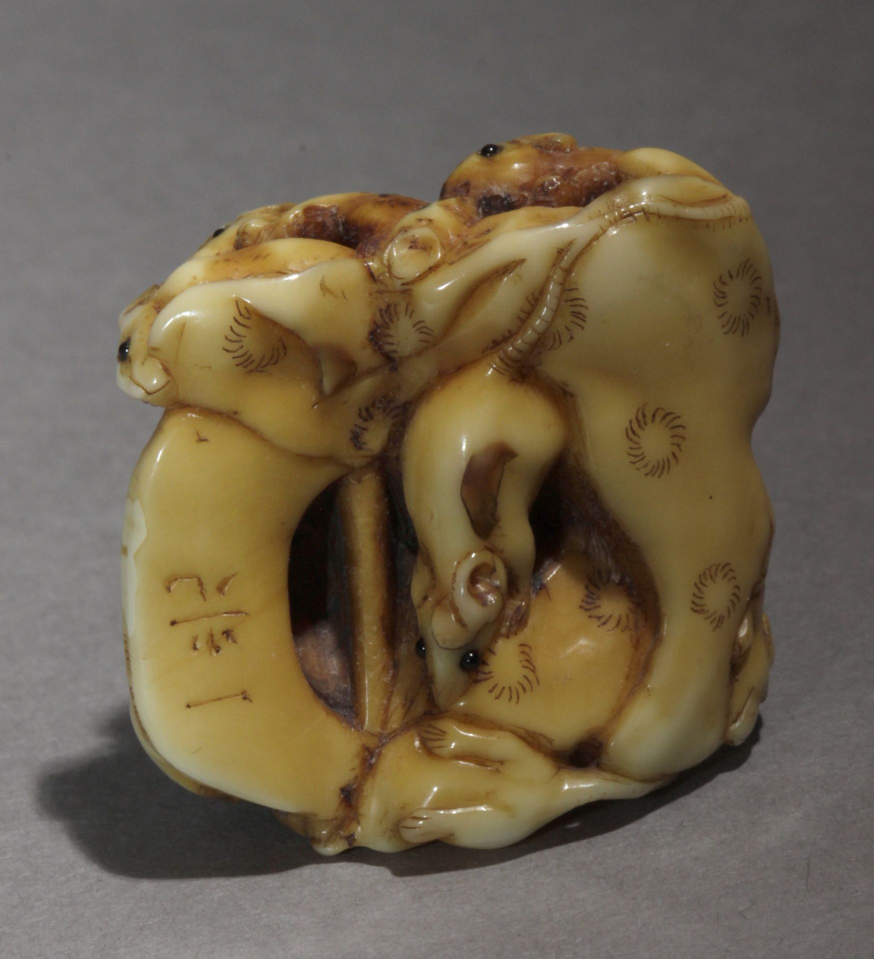 A mid 19th century Japanese netsuke from Edo period. Signed Ikko - Image 7 of 9