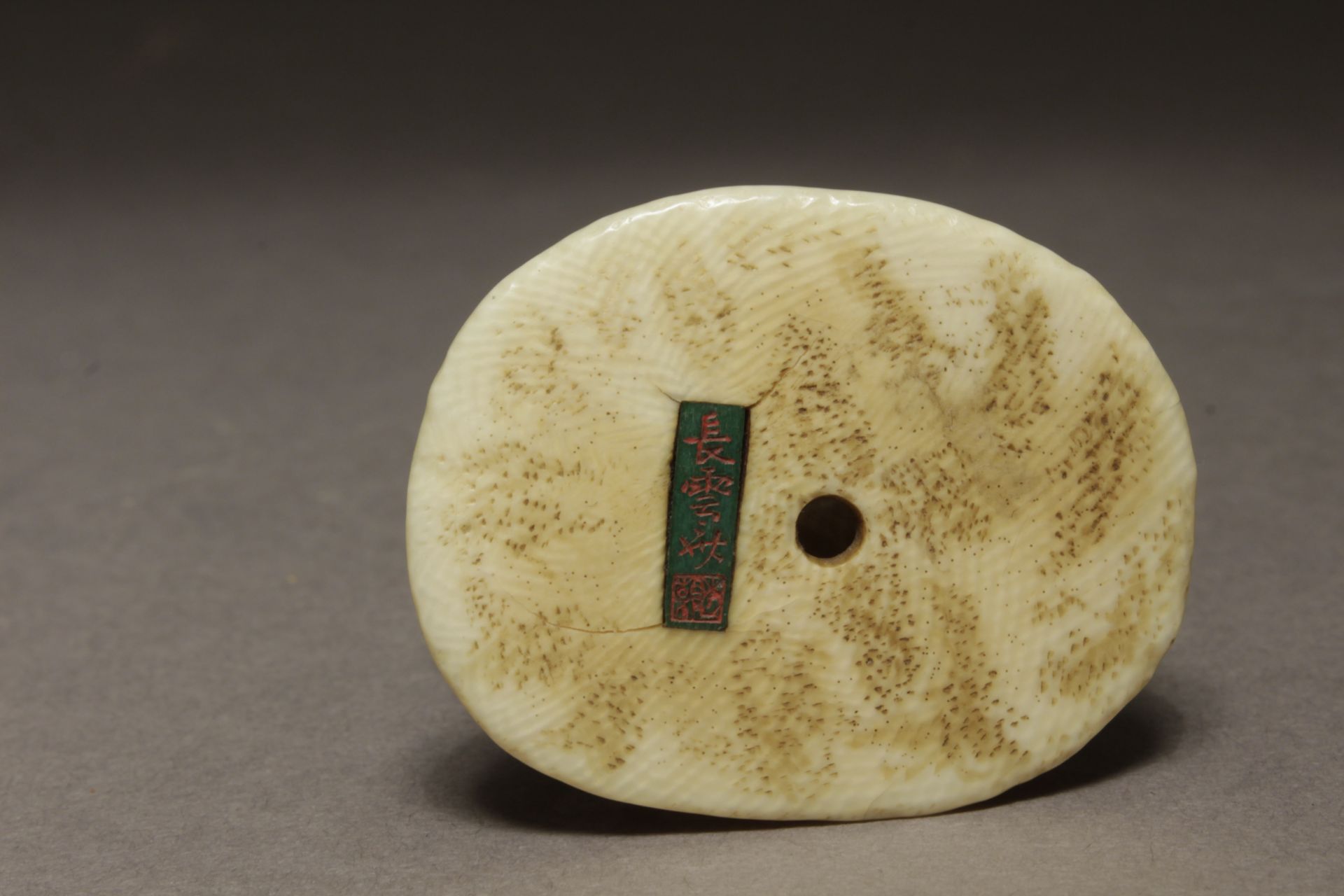 A late 19th century Japanese netsuke-okimono from Meiji period - Image 7 of 8