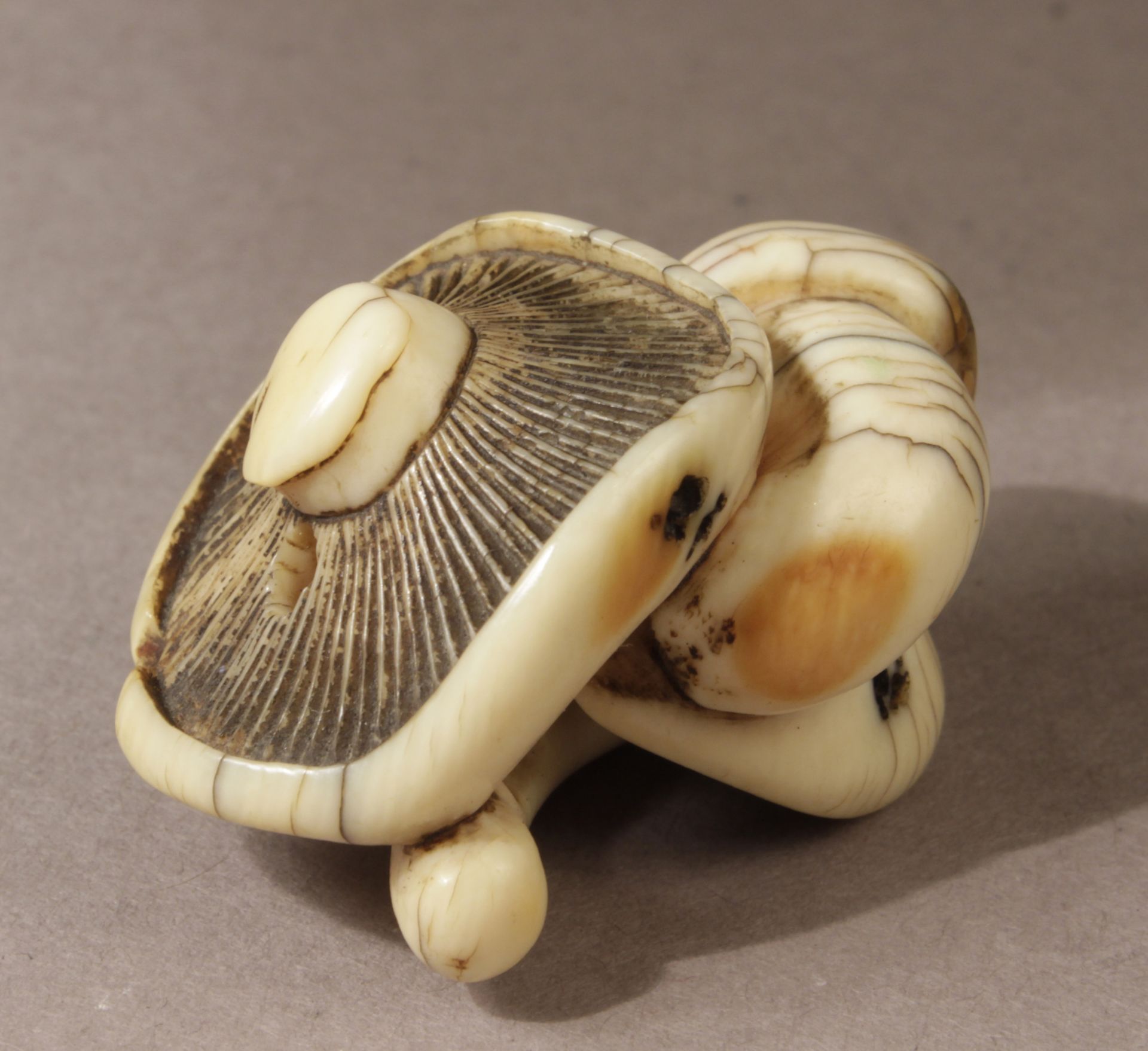 A Japanese netsuke from Edo period circa 1800 - Image 2 of 5