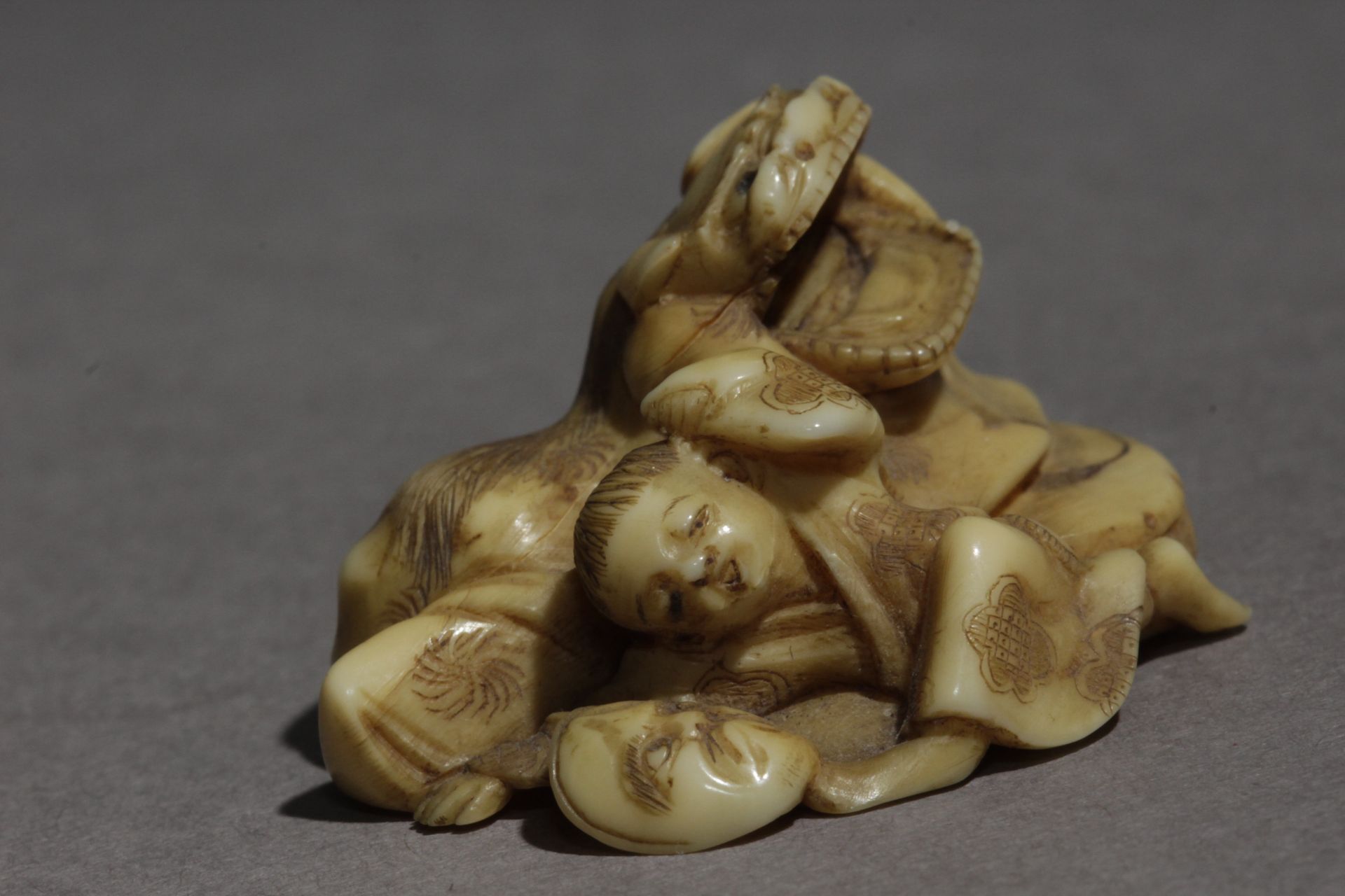 A Japanese netsuke circa 1860-1880 from Meiji period. Signed Gyokuichi - Image 3 of 9