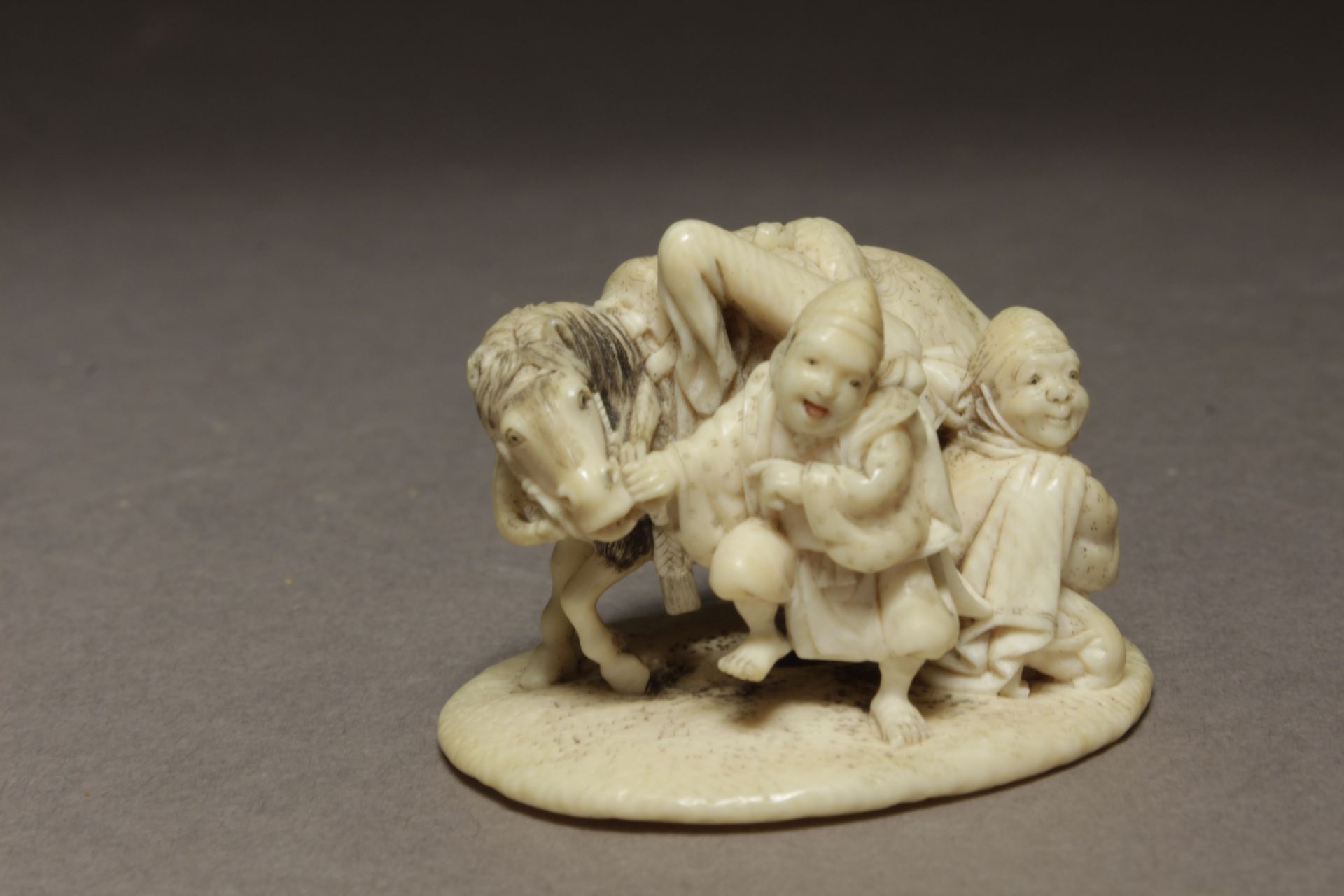 A late 19th century Japanese netsuke-okimono from Meiji period - Image 6 of 8