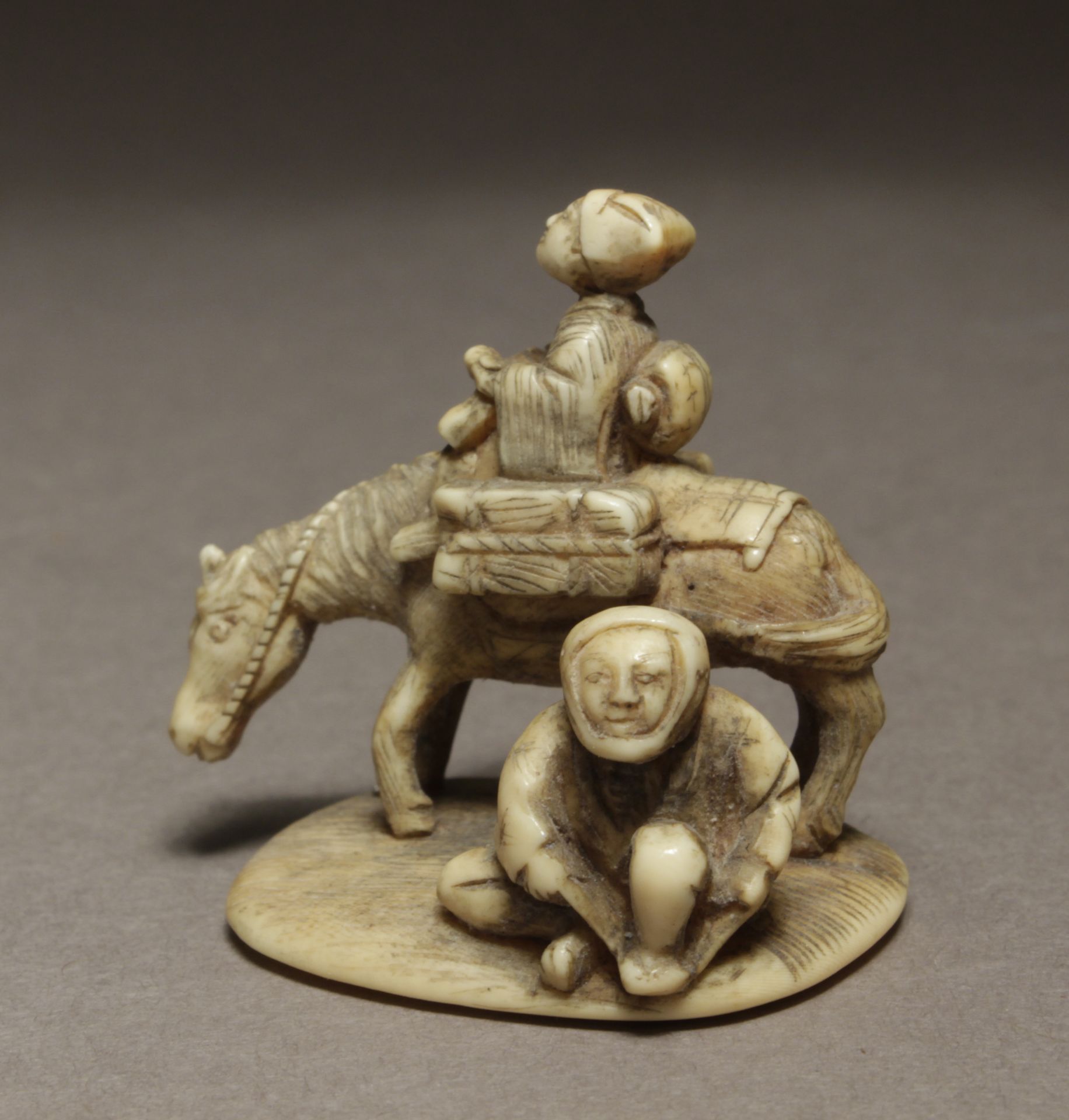 A mid 19th century Japanese netsuke-okimono from Edo period. Signed Minkoku - Image 6 of 8