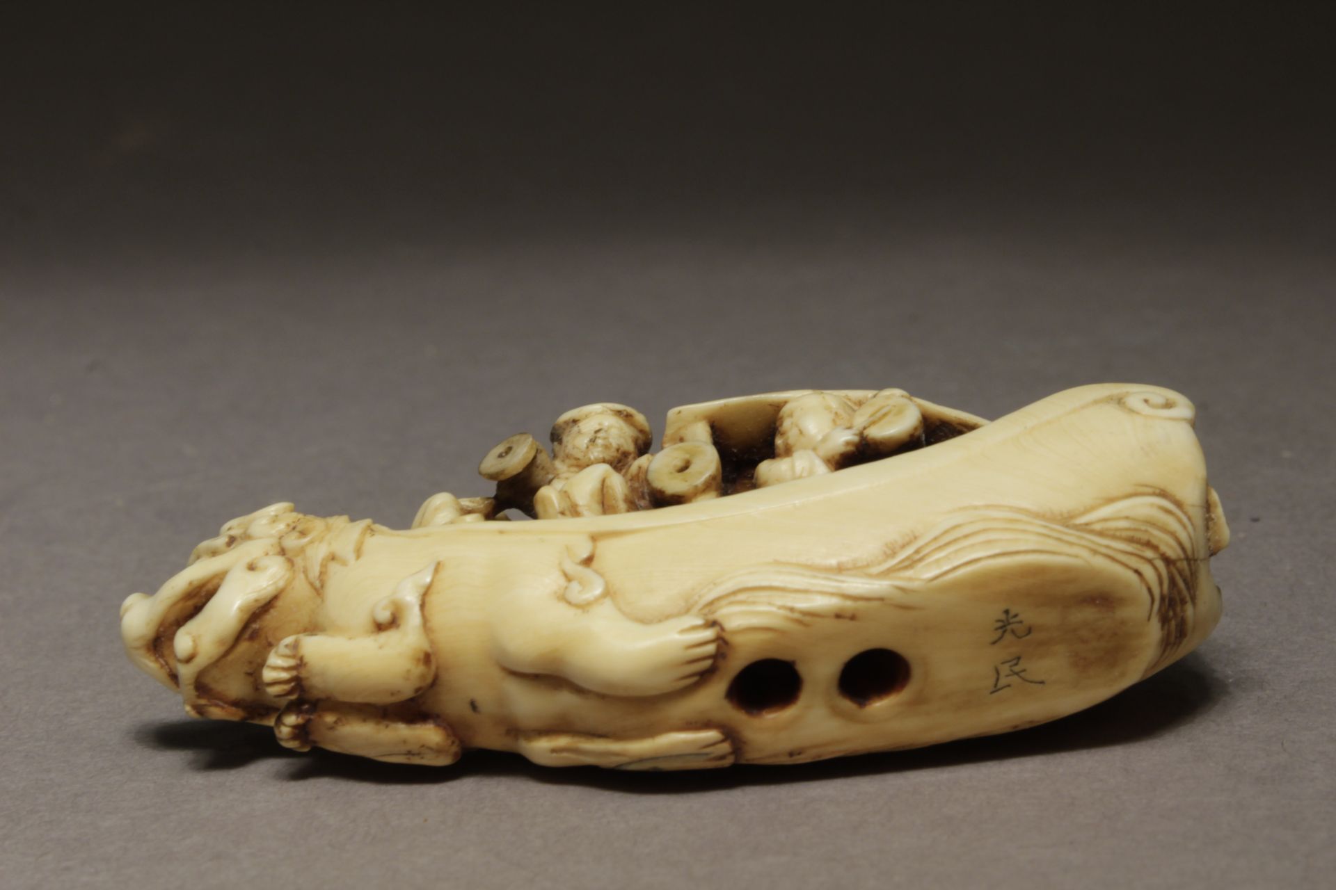 An early 19th century Japanese netsuke form Meiji period. Signed Komin - Image 6 of 7