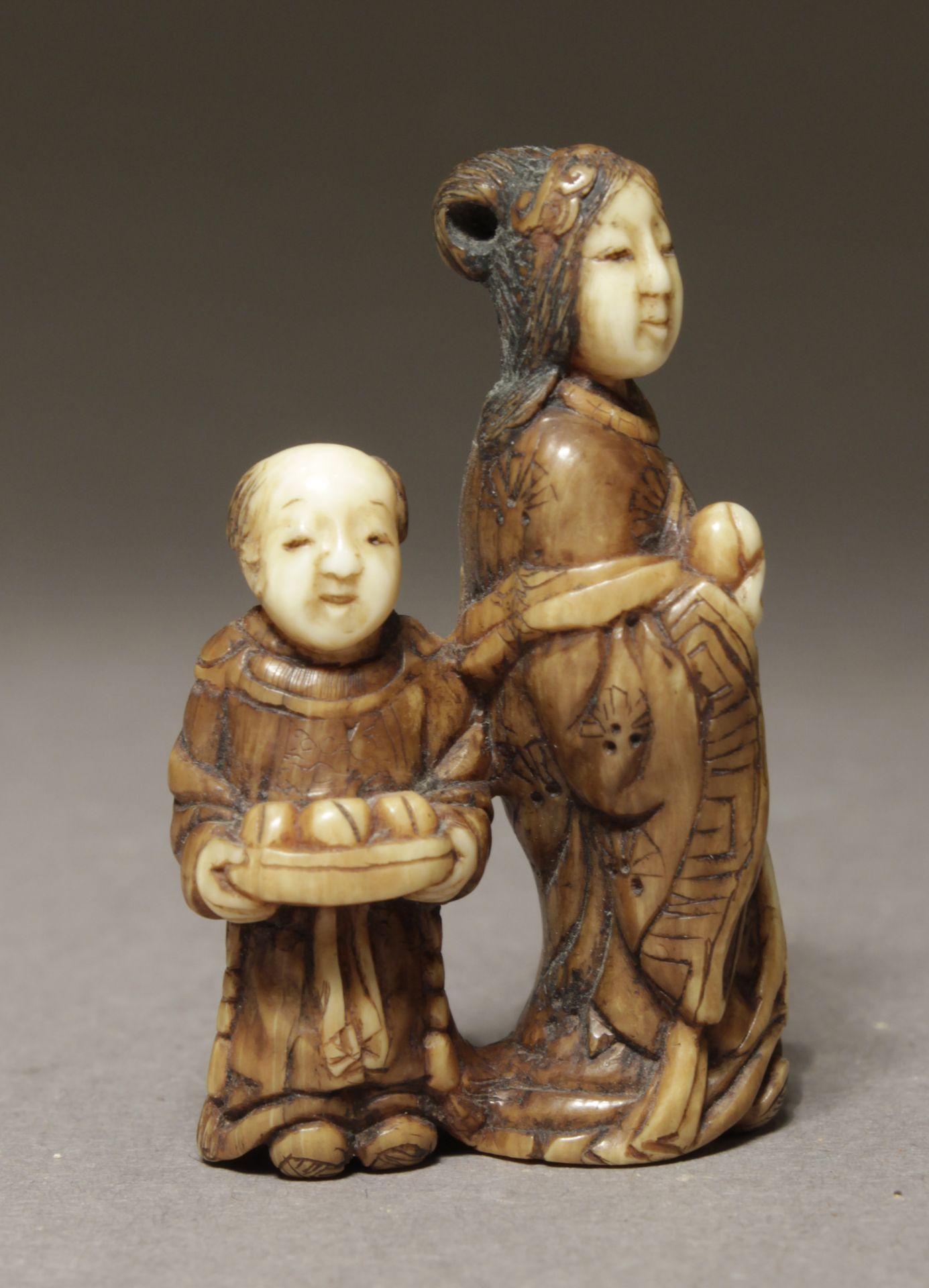 A late 19th century  Japanese netsuke from Meiji period - Image 2 of 7