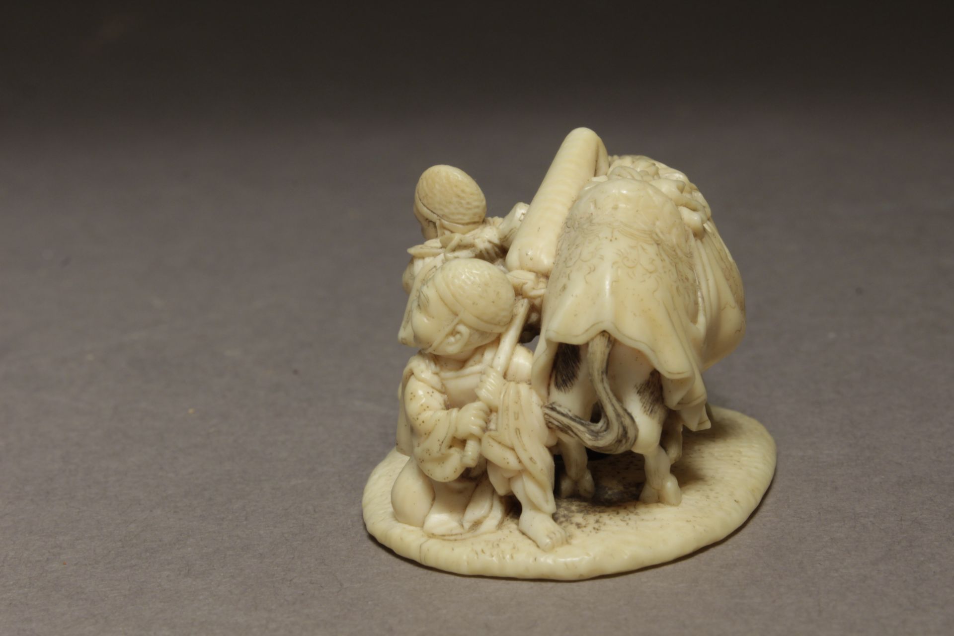 A late 19th century Japanese netsuke-okimono from Meiji period - Image 3 of 8