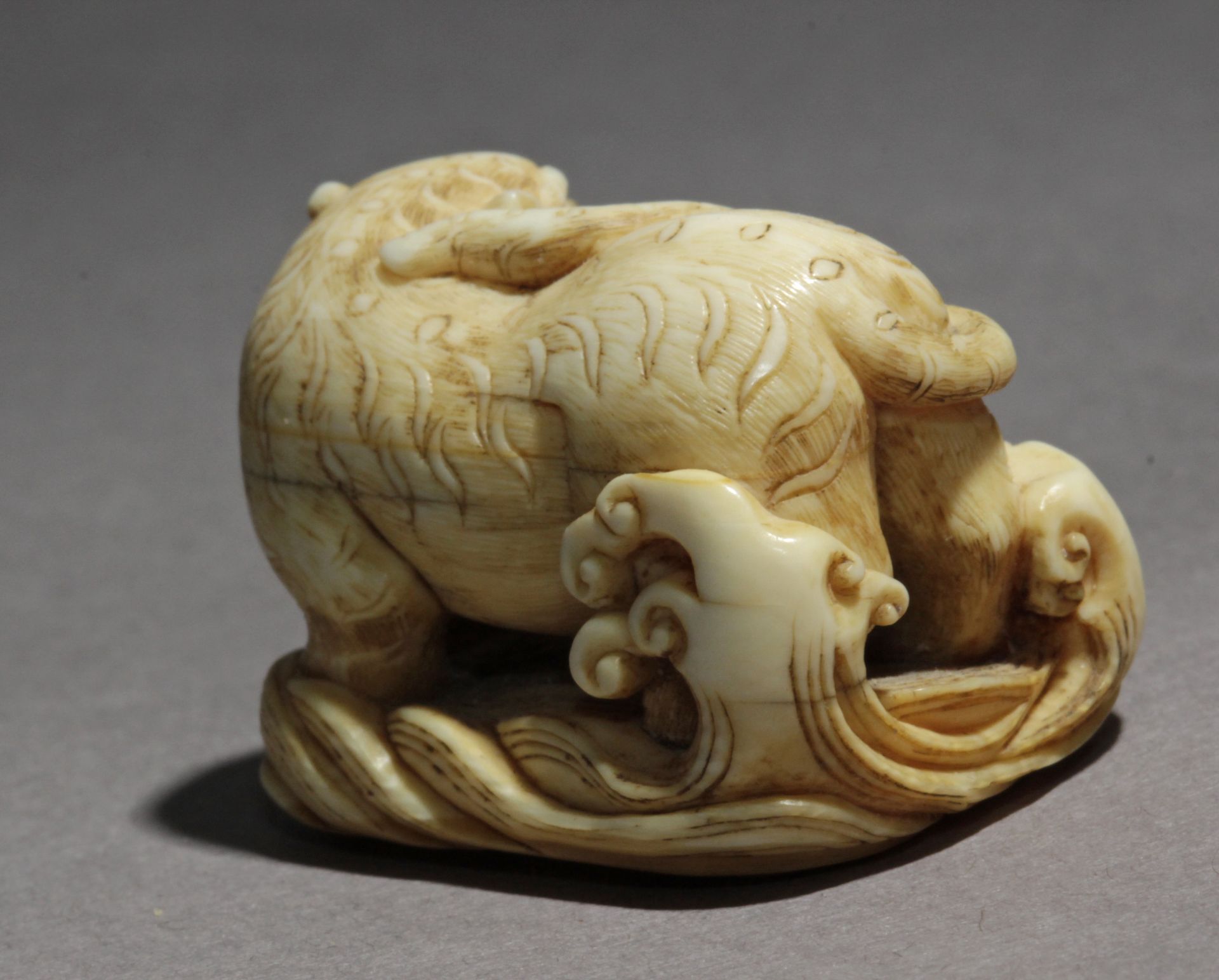 A mid 19th century Japanese netsuke from Edo period - Image 4 of 5