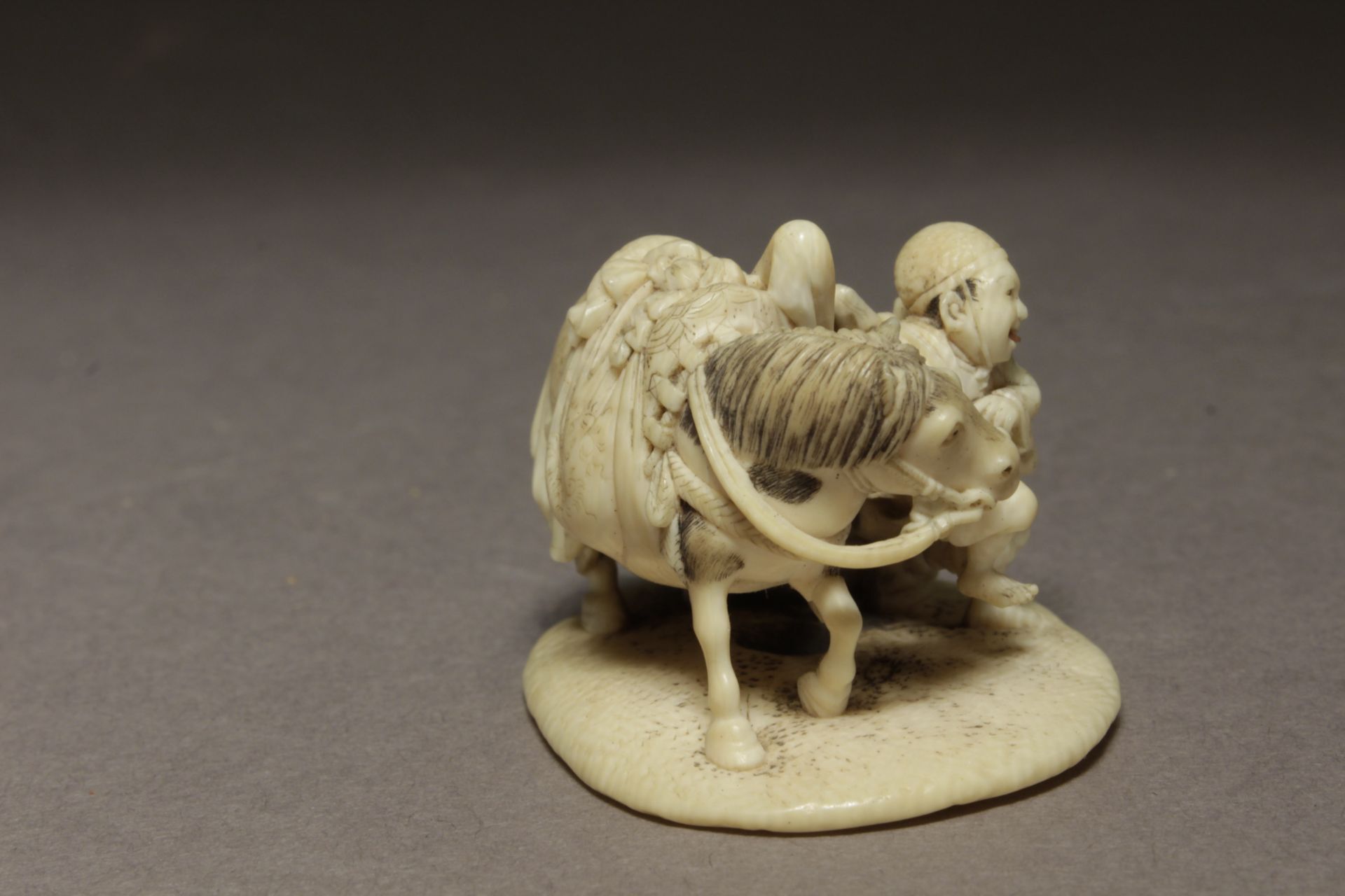 A late 19th century Japanese netsuke-okimono from Meiji period - Image 5 of 8