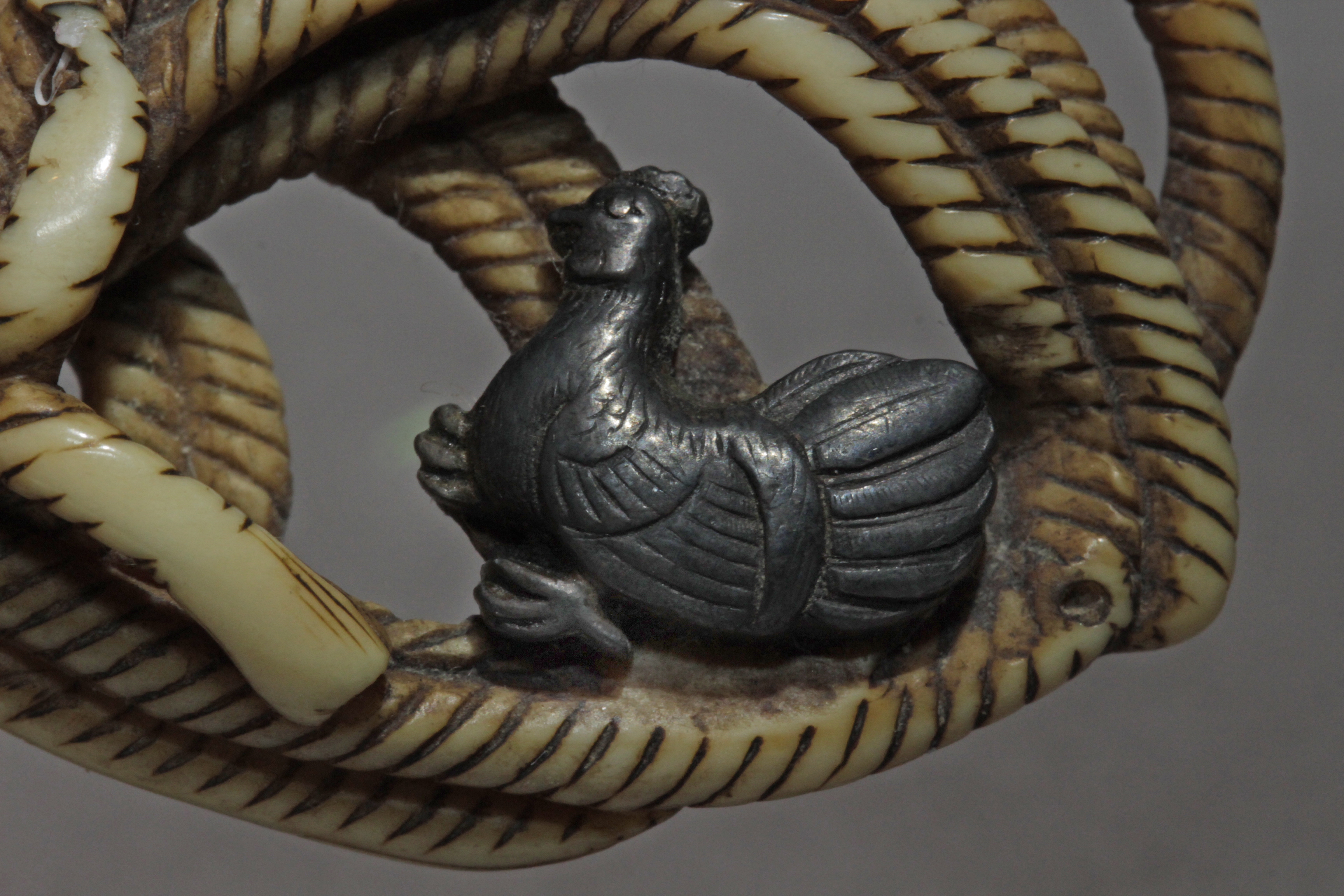 A late 18th century Japanese netsuke from Edo period - Image 6 of 6