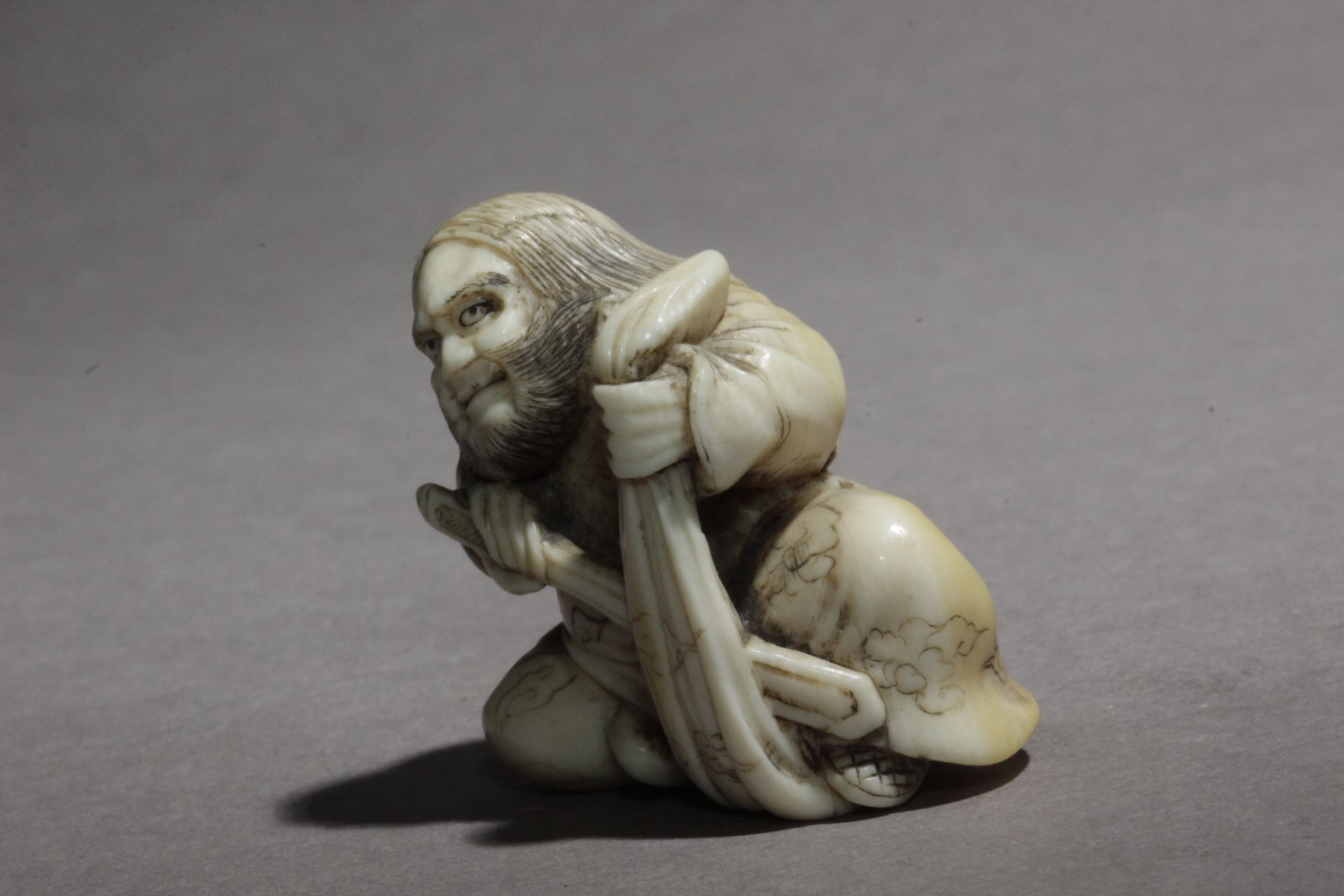 An early 19th century Japanese netsuke from Edo period - Image 4 of 9