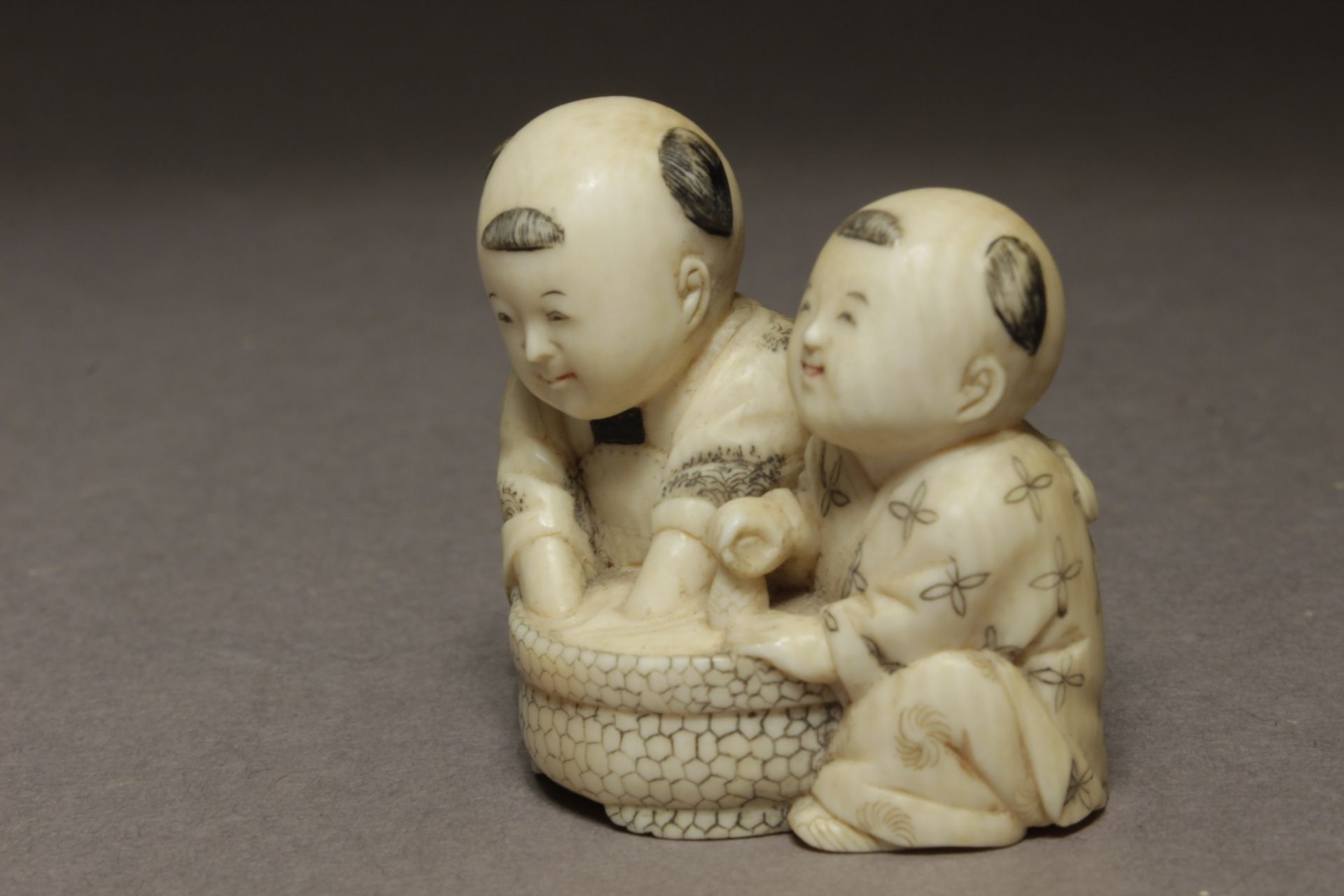 A Japanese netsuke from Meiji period circa 1850-1880. Signed Homin - Image 2 of 6