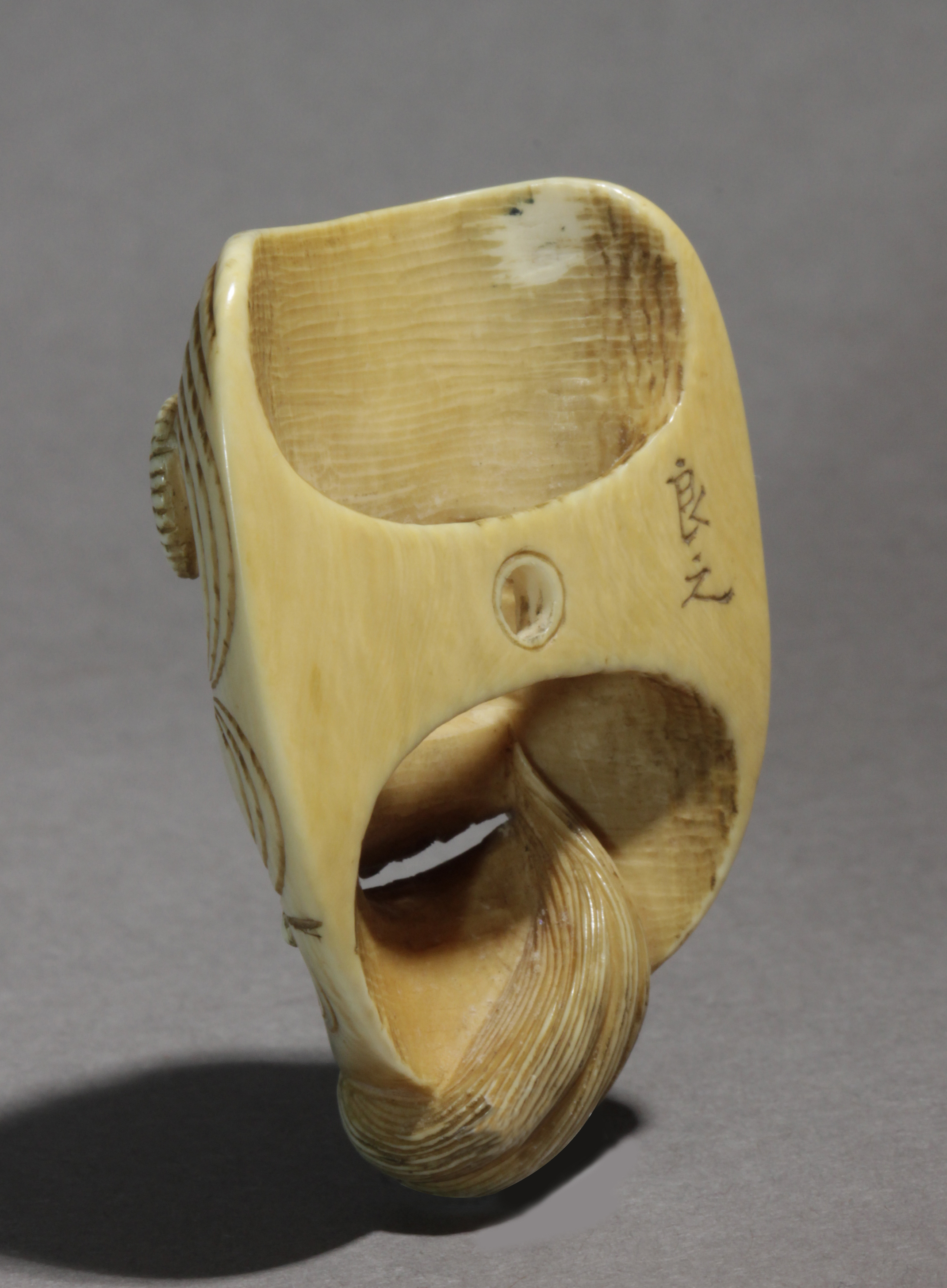 A late 19th century Japanese netsuke from Meiji period, Signed - Image 7 of 12