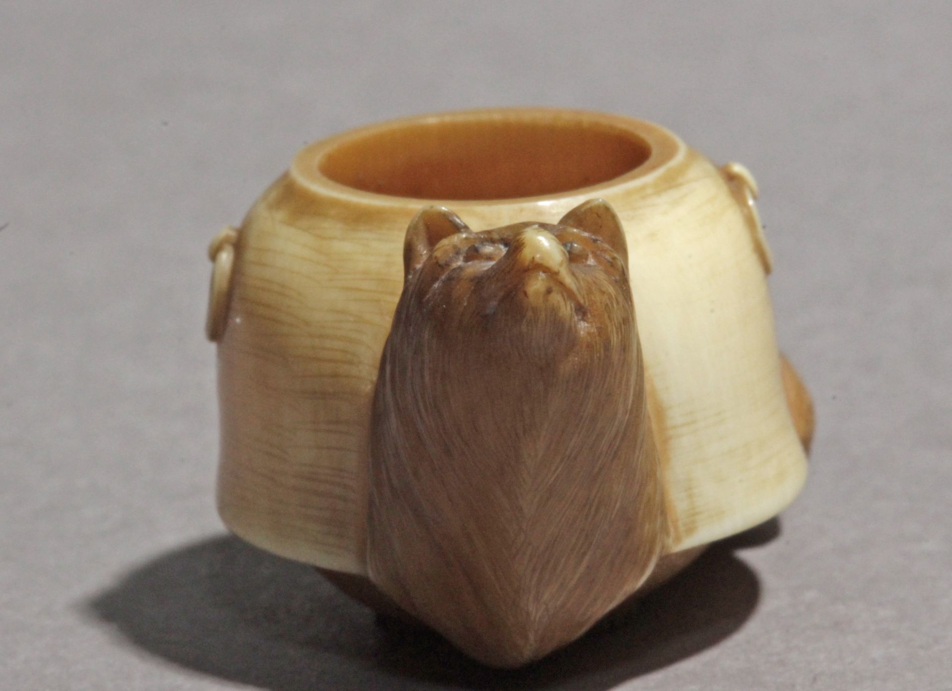 A late 19th century Japanese netsuke from Meiji period - Image 2 of 6