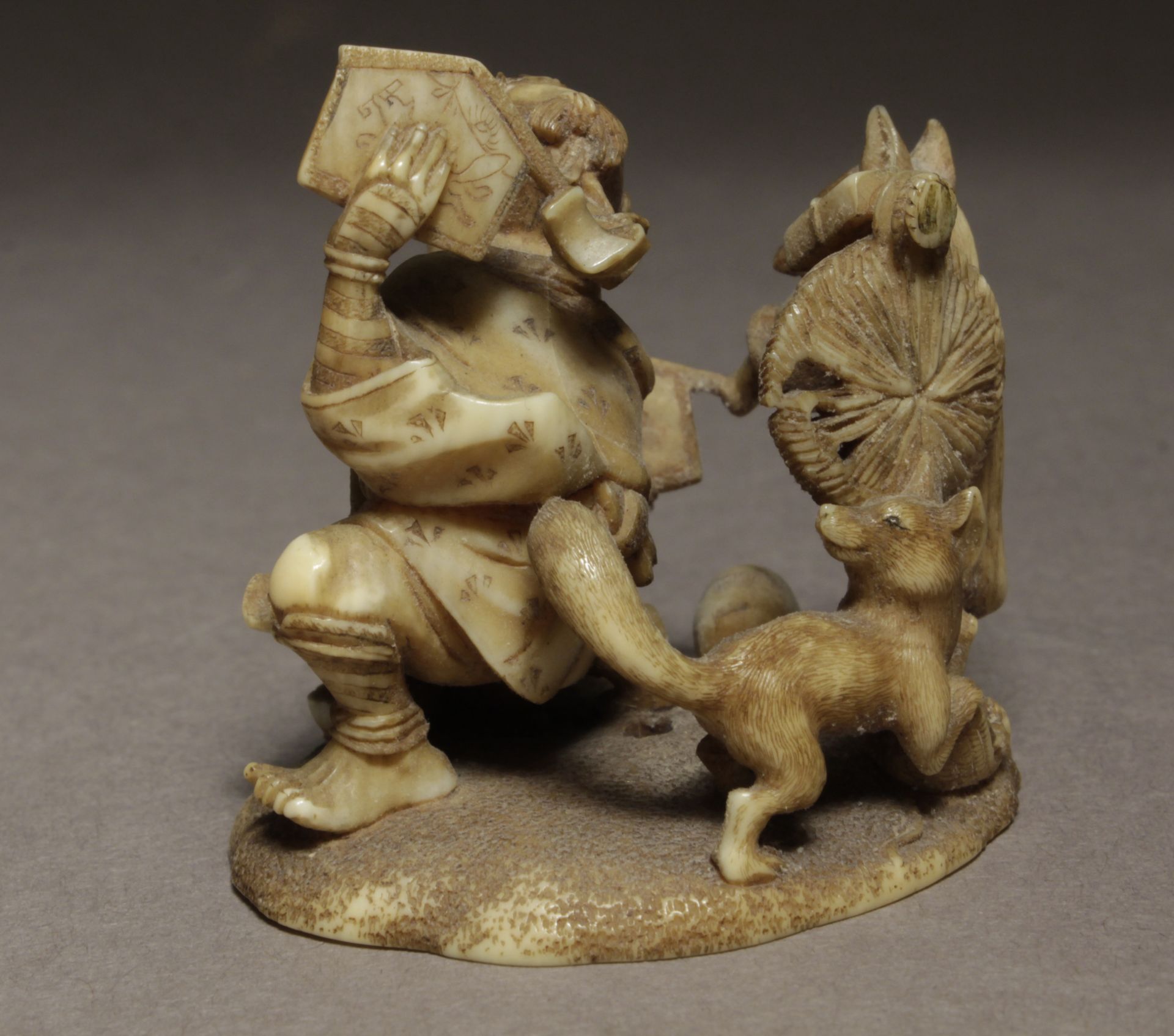 A mid 19th century Japanese netsuke from Edo period. Signed Gyokuo - Image 3 of 9