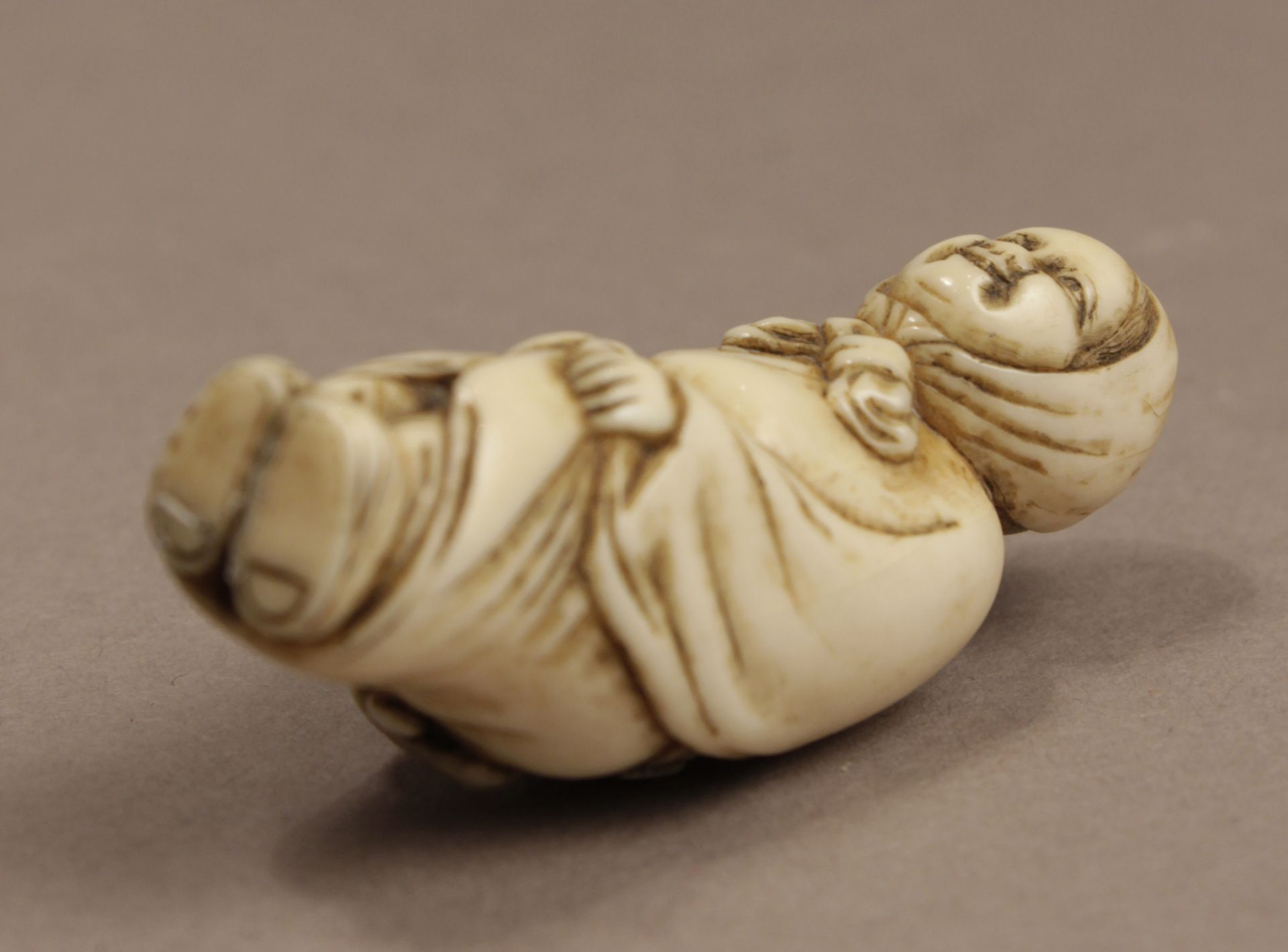 A late 19th century Japanese netsuke from Meiji period - Image 6 of 6