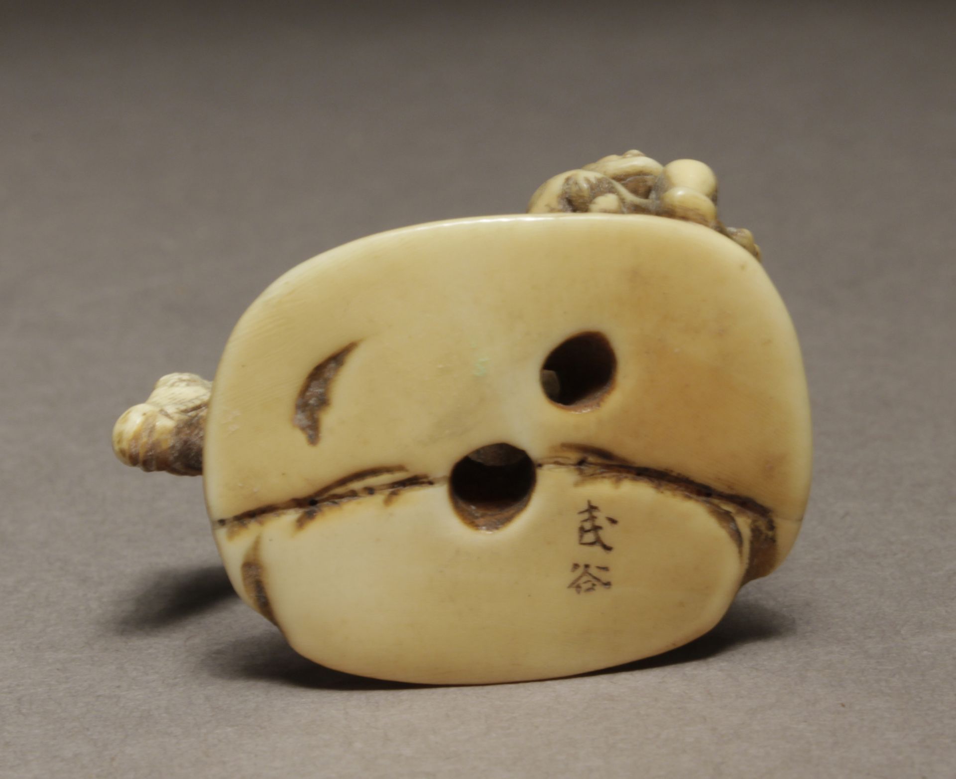 A mid 19th century Japanese netsuke-okimono from Edo period. Signed Minkoku - Image 8 of 8