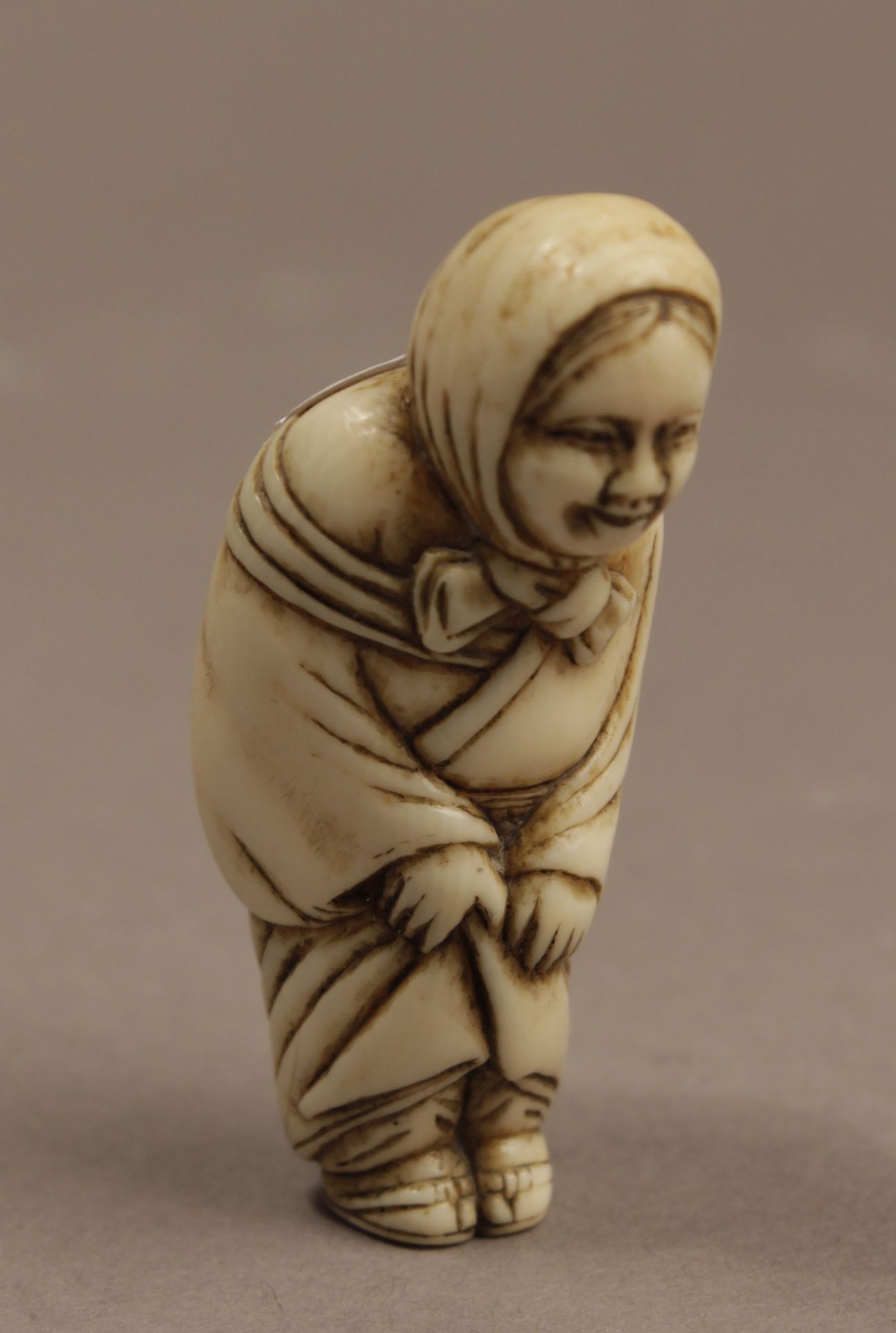 A late 19th century Japanese netsuke from Meiji period - Image 4 of 6