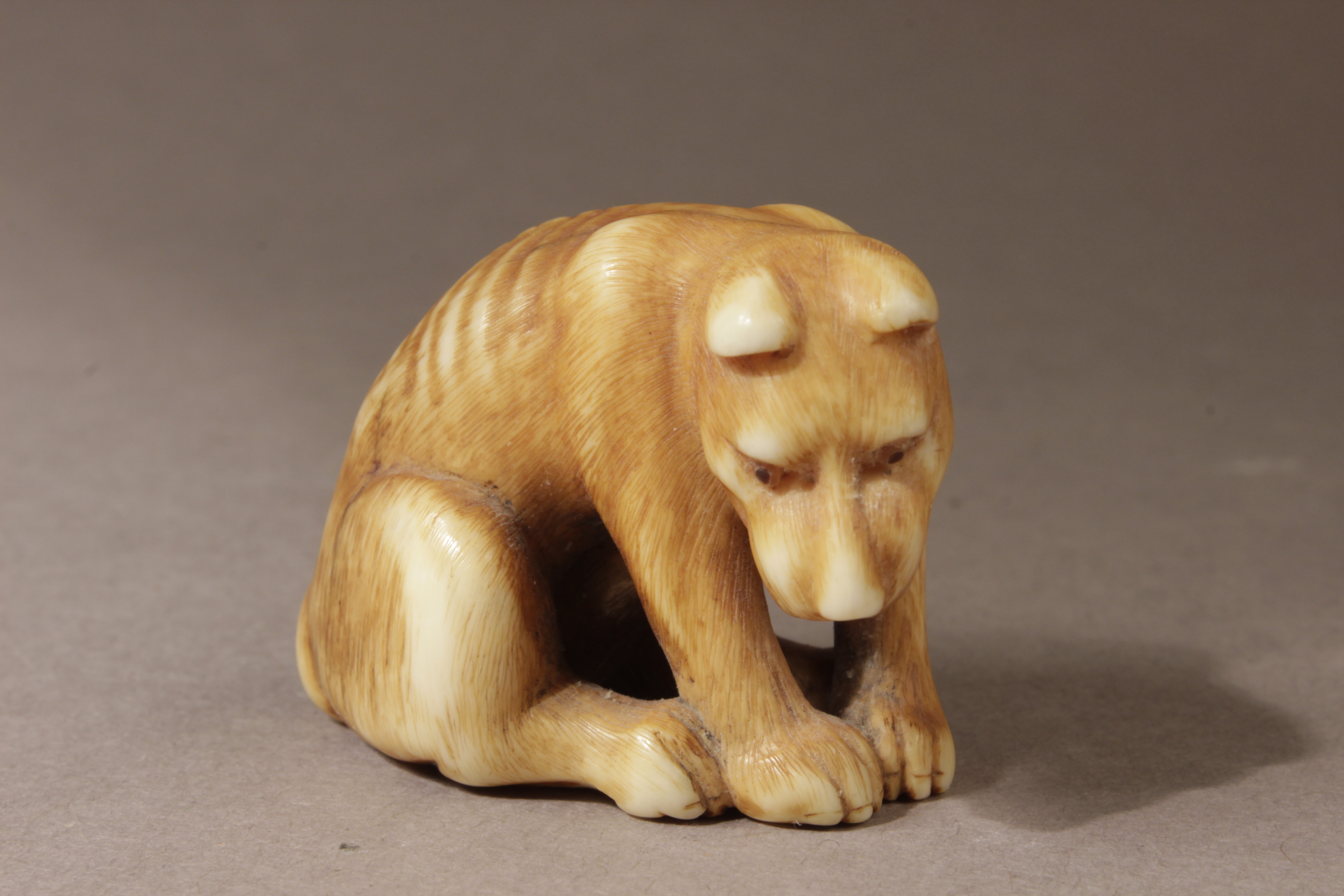 A Japanese netsuke from Edo period circa 1800 - Image 4 of 6