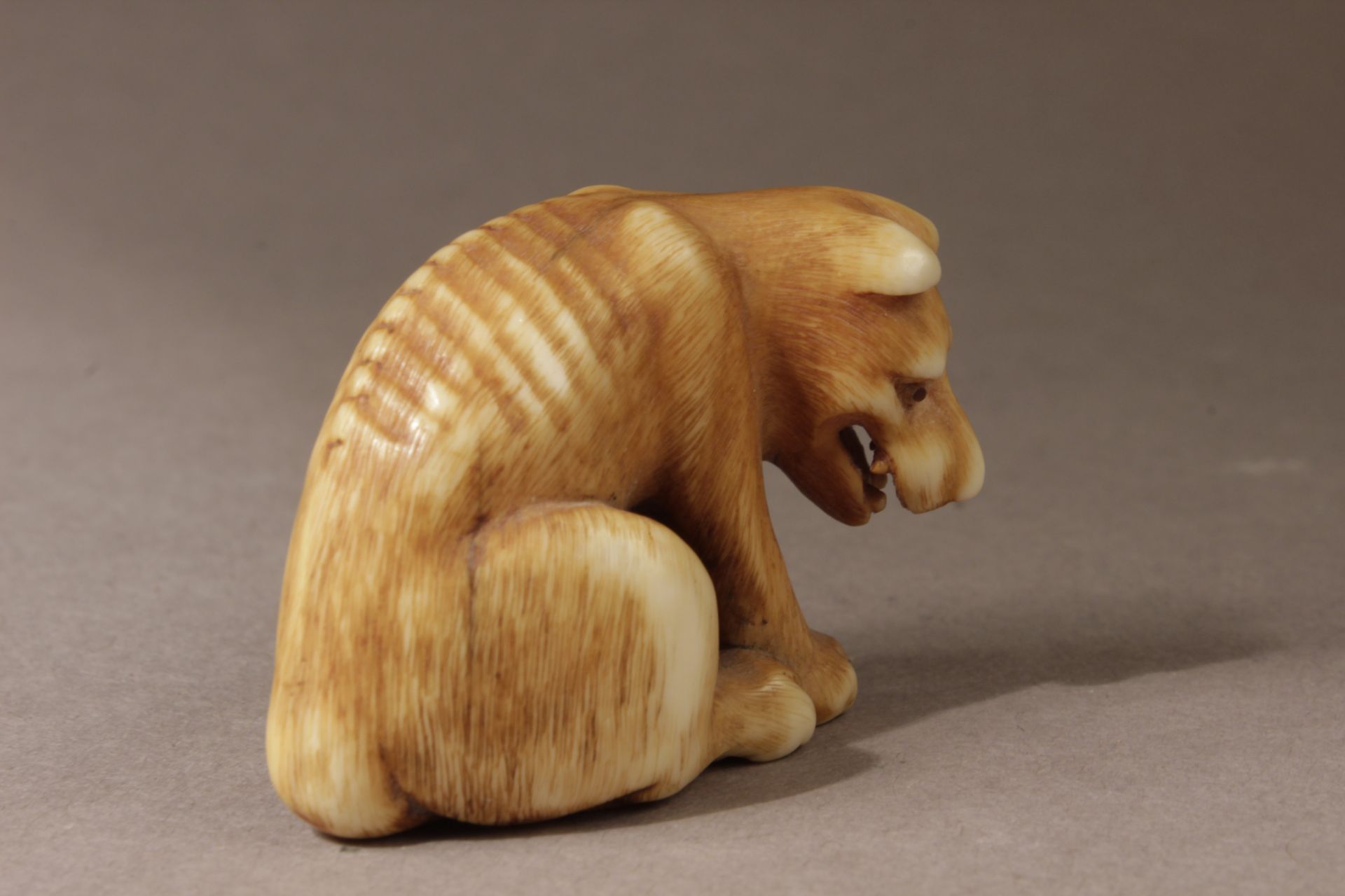 A Japanese netsuke from Edo period circa 1800 - Image 5 of 6