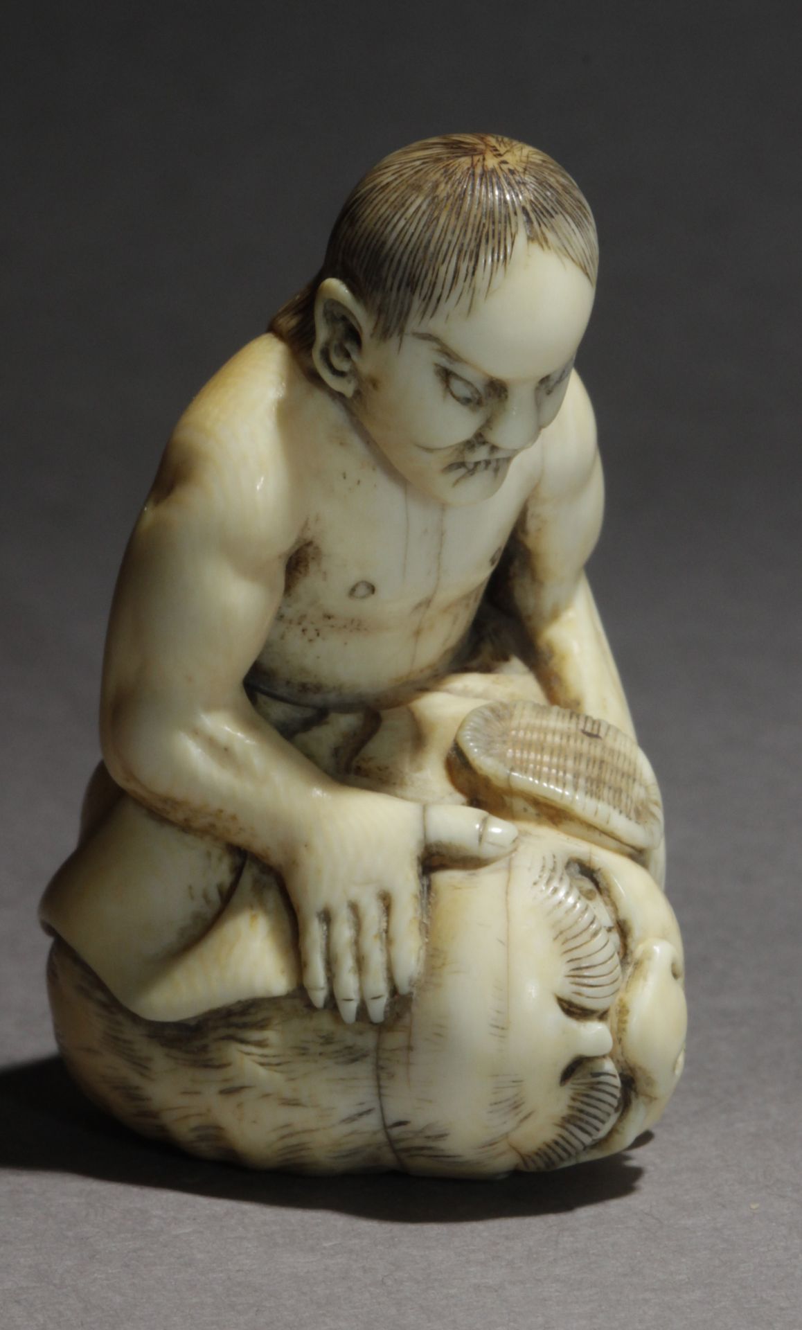 An early 19th century Japanese netsuke from Meiji period - Image 5 of 6