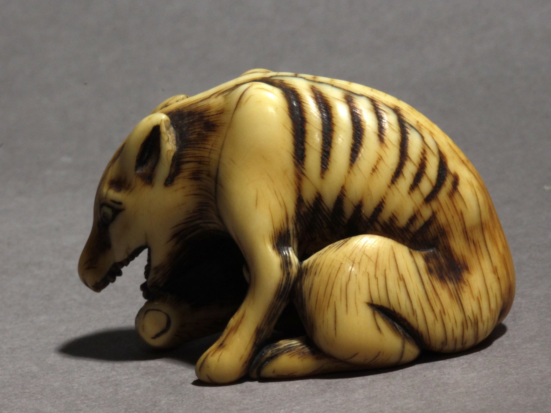 A mid 18th century Japanese netsuke from Edo period - Image 4 of 7