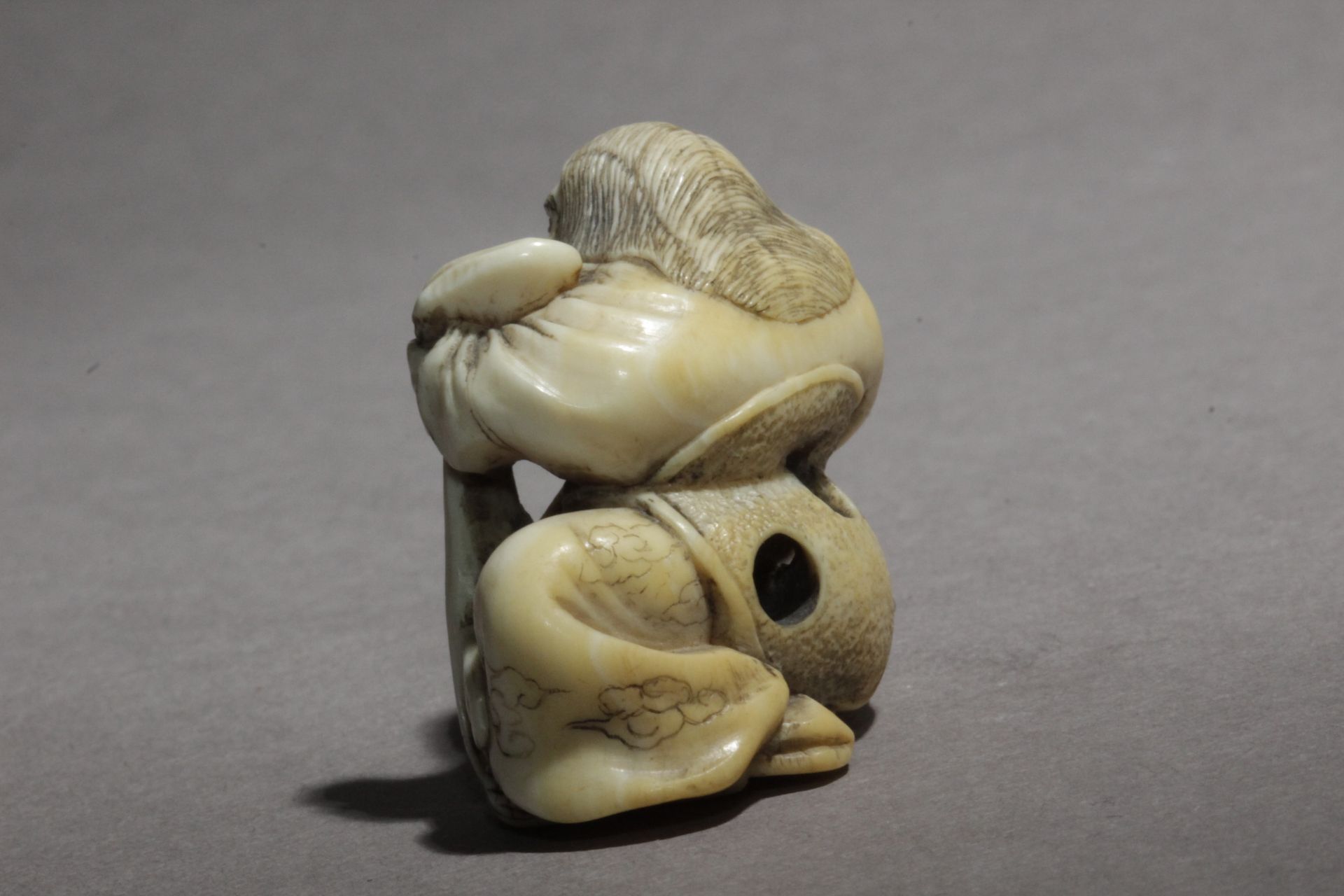 An early 19th century Japanese netsuke from Edo period - Image 5 of 9