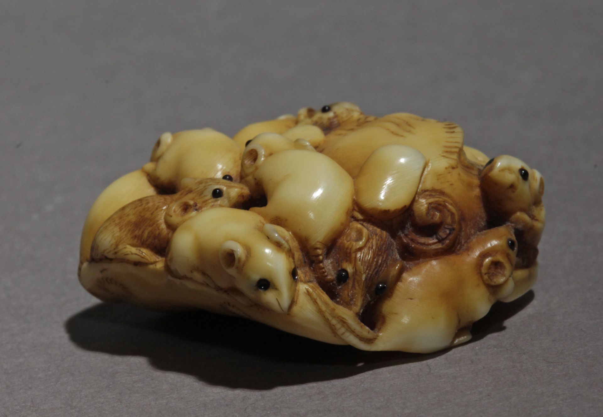 A mid 19th century Japanese netsuke from Edo period. Signed Ikko - Image 3 of 9