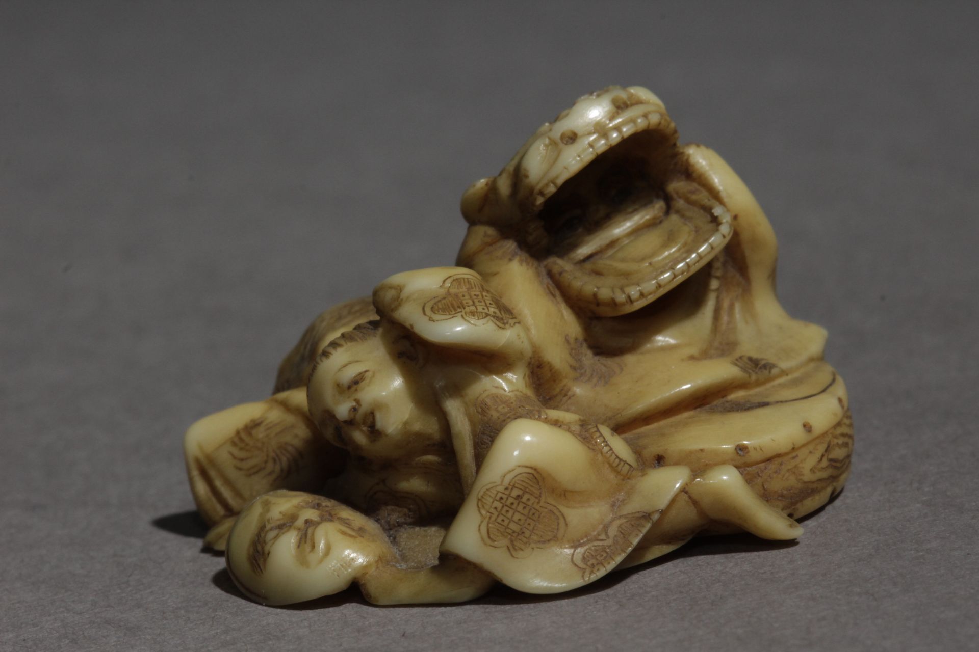 A Japanese netsuke circa 1860-1880 from Meiji period. Signed Gyokuichi - Image 2 of 9