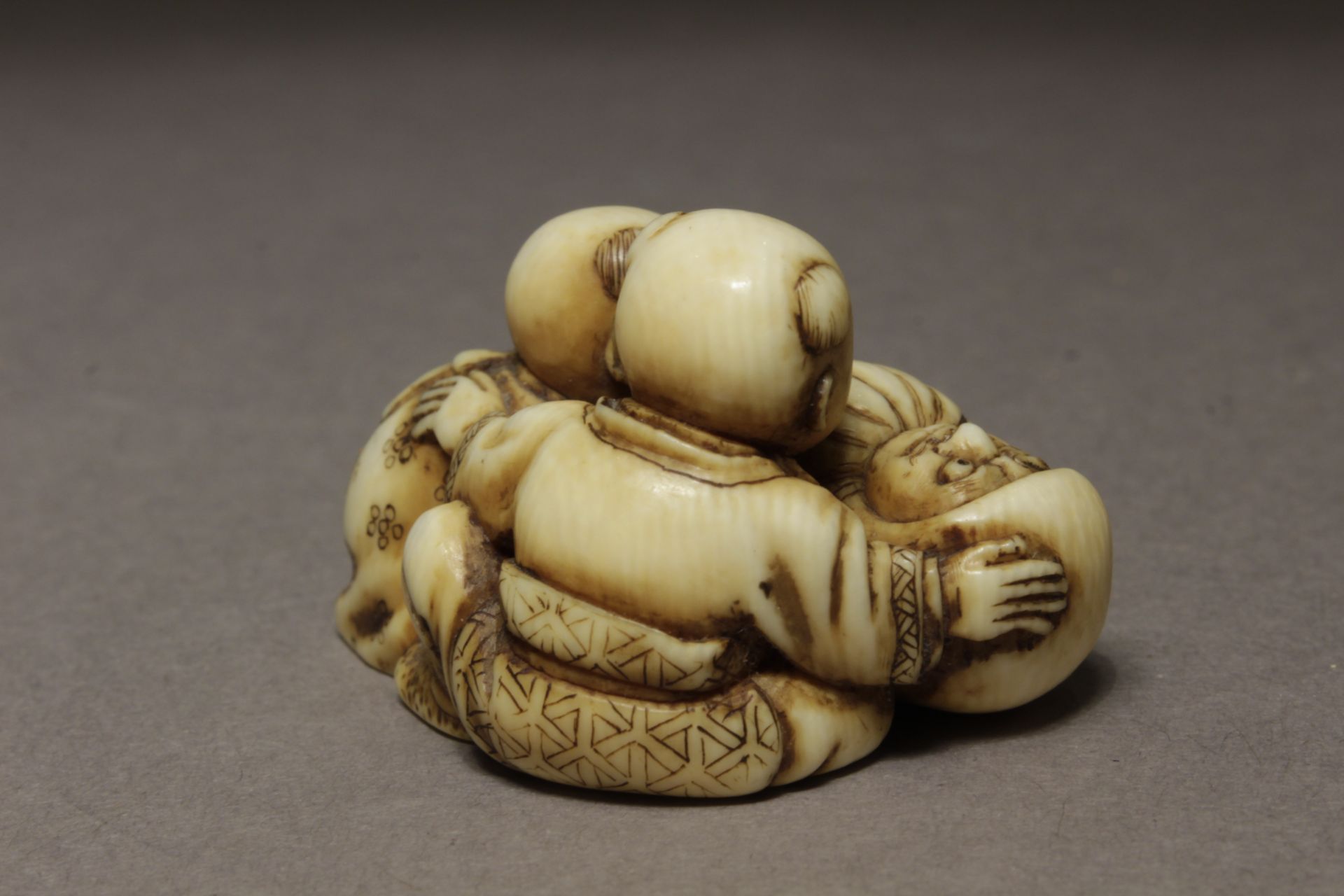 A Japanese netsuke from Edo period, Tokio,1820-1880. Signed Hikaku - Image 4 of 6