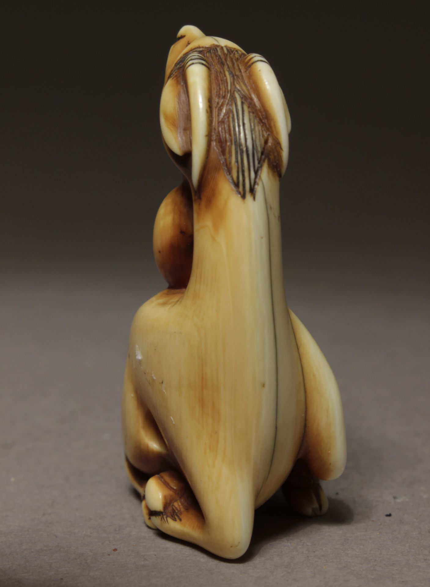 An 18th century Japanese netsuke from Edo period - Image 4 of 5