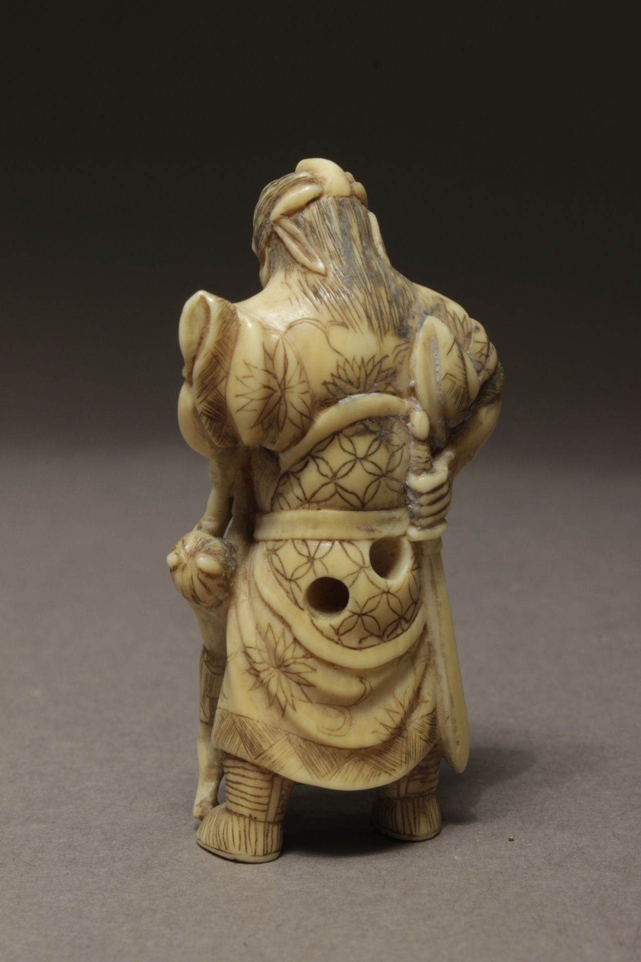 A Japanese netsuke from Meiji period circa 1850-1875. Signed Mumitsu - Image 3 of 7