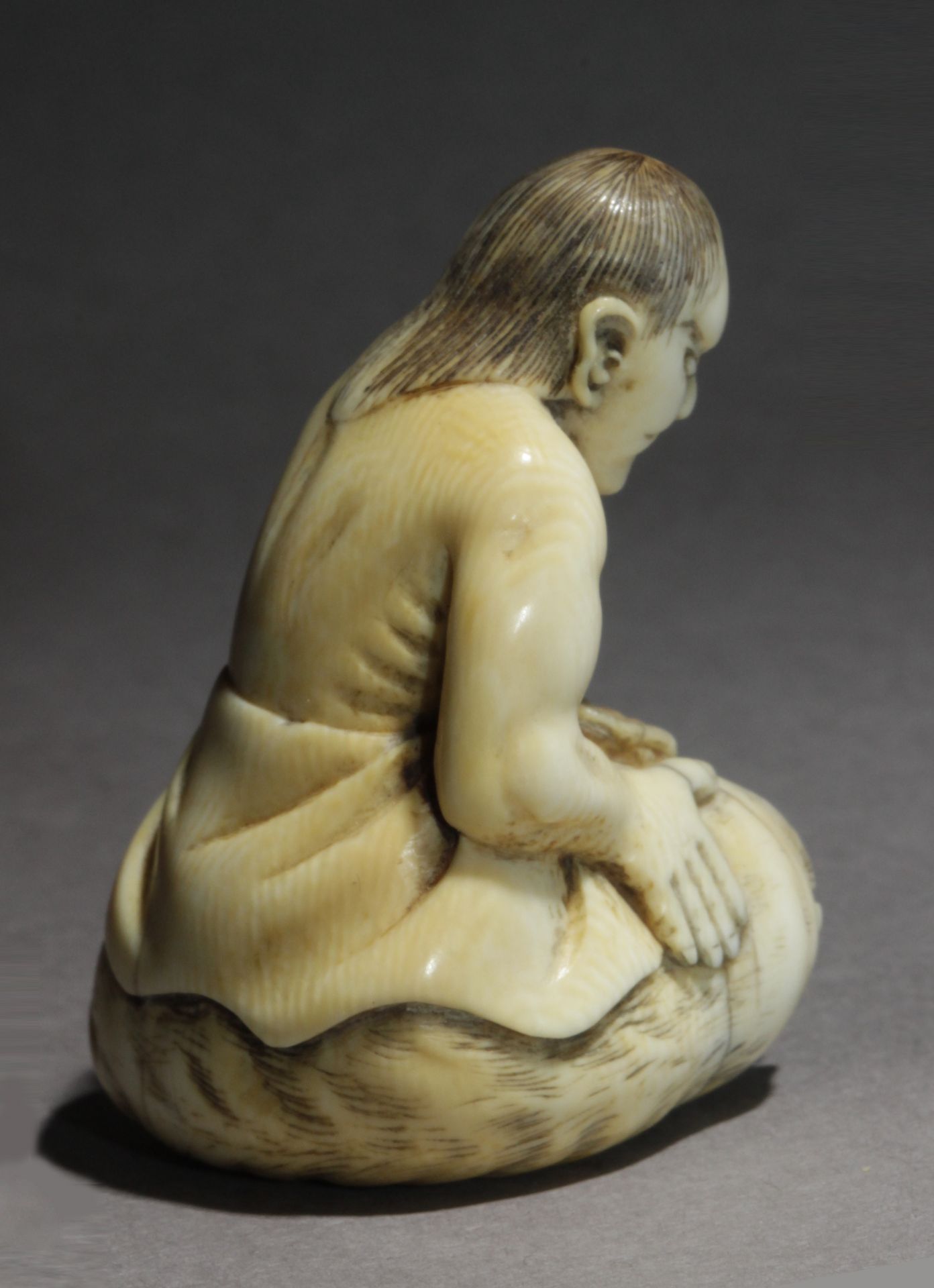 An early 19th century Japanese netsuke from Meiji period - Image 4 of 6