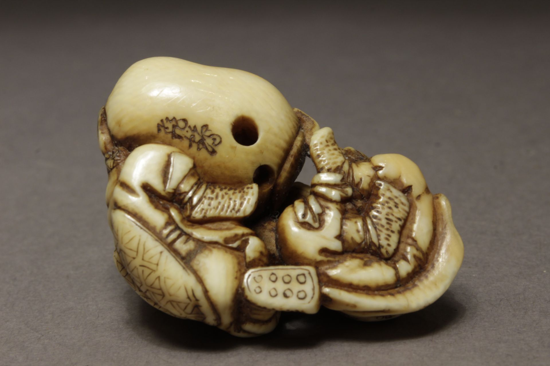 A Japanese netsuke from Edo period, Tokio,1820-1880. Signed Hikaku - Image 6 of 6