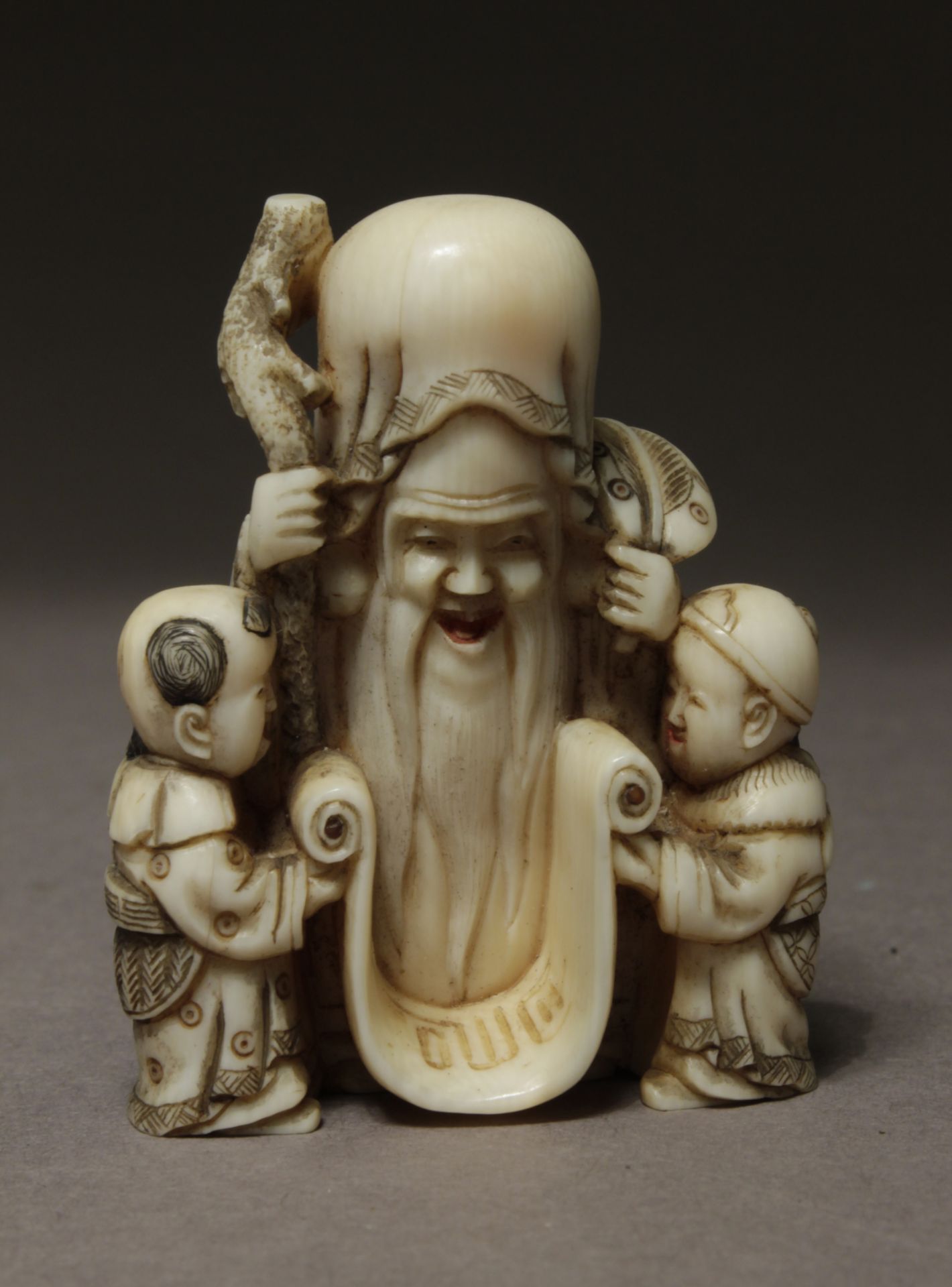 A late 19th century Japanese netsuke from Meiji period - Image 2 of 7