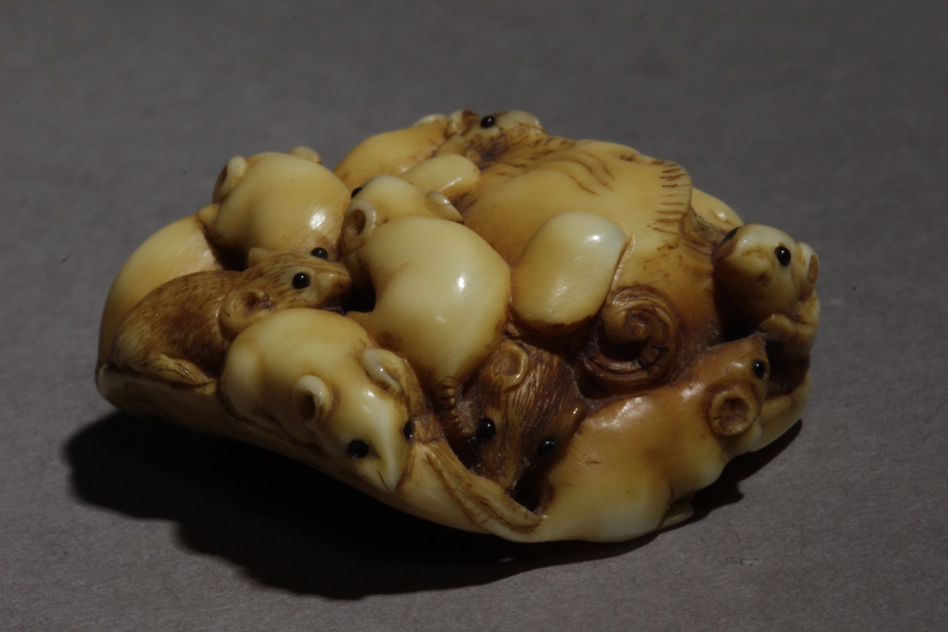 A mid 19th century Japanese netsuke from Edo period. Signed Ikko - Image 9 of 9