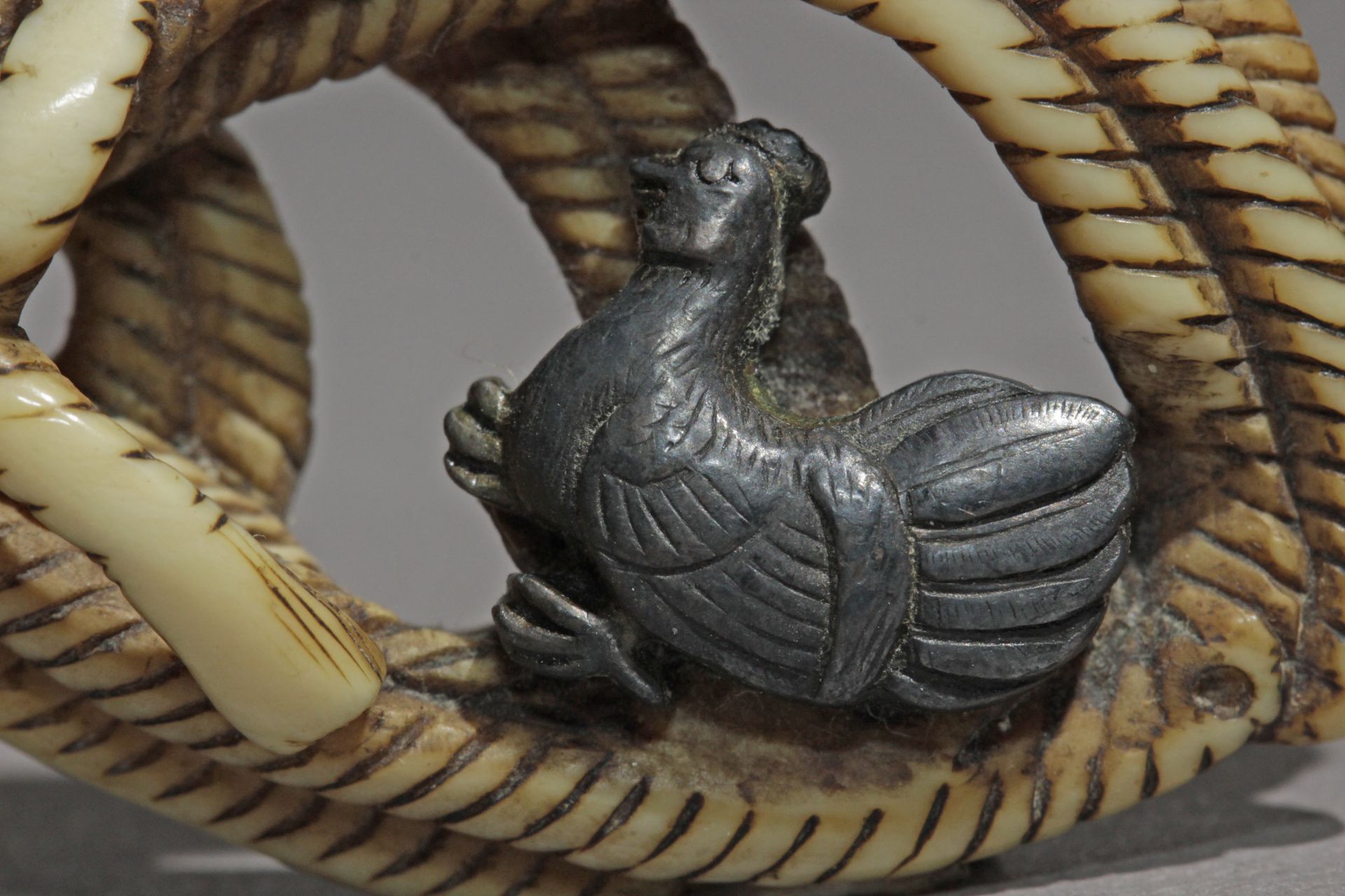 A late 18th century Japanese netsuke from Edo period - Image 2 of 6